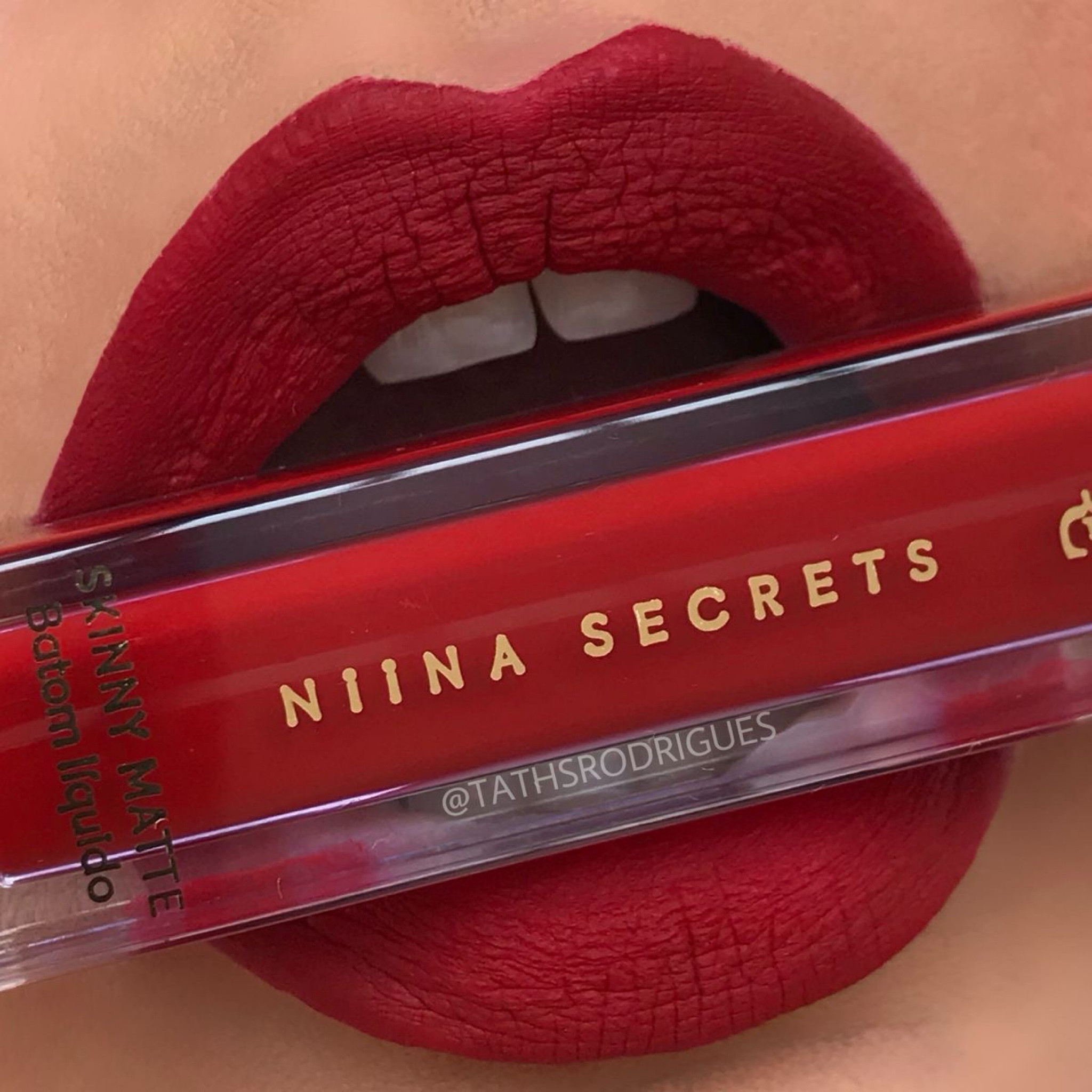 Batom Matte Vermelho Hibisco Niina Secrets - Com efeito mate e textura aveludada como uma pétala, este batom líquido traz cor e conforto para os lábios.

#LTKbeauty #LTKbrasil