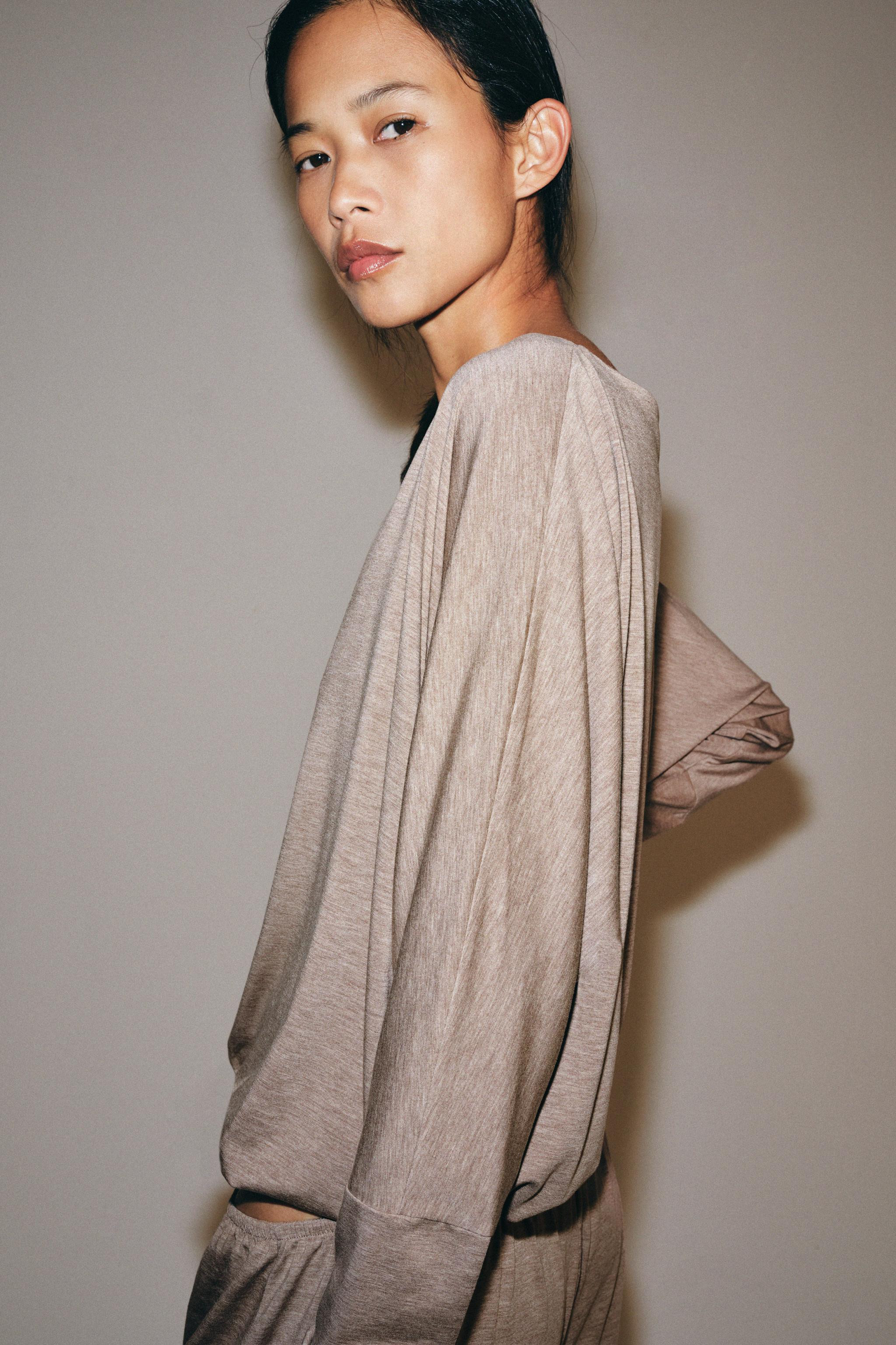 Model height: 178 cmREGULAR FIT - BOAT NECK - PUFF HEM - LONG SLEEVET-shirt featuring a boat neck... | Zara DE