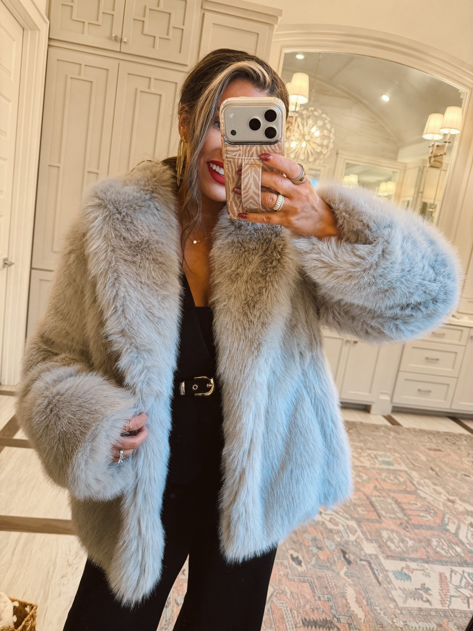 Loving this fur coat AND it’s on sale! 

Blazer w/ belt - size M 
Pants- size S
Fur coat - size M

@Express, #DressToExpress, and #ExpressPartner