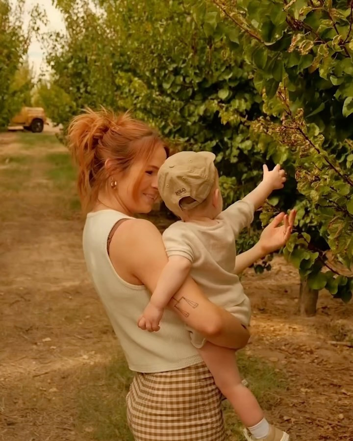 picking out our pumkms at the patch (paul’s pronounciation) 🤍🍂🧺🚜 

#thingstodoinlasvegas #lasvegaspumpkinpatch #gilcreaseorchard #pumpkinpatchfun #lasvegaslocal #lasvegasfamily #t1dmom #t1dlife #t1d