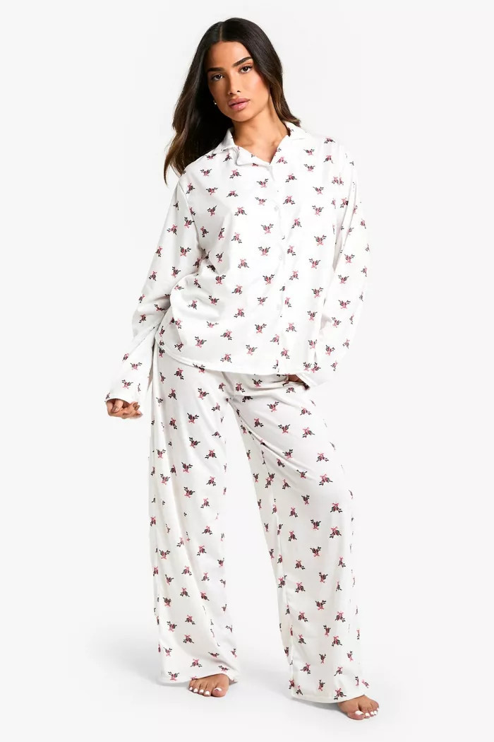 Petite Mistletoe Print Pyjama Set | Boohoo.com (UK & IE)
