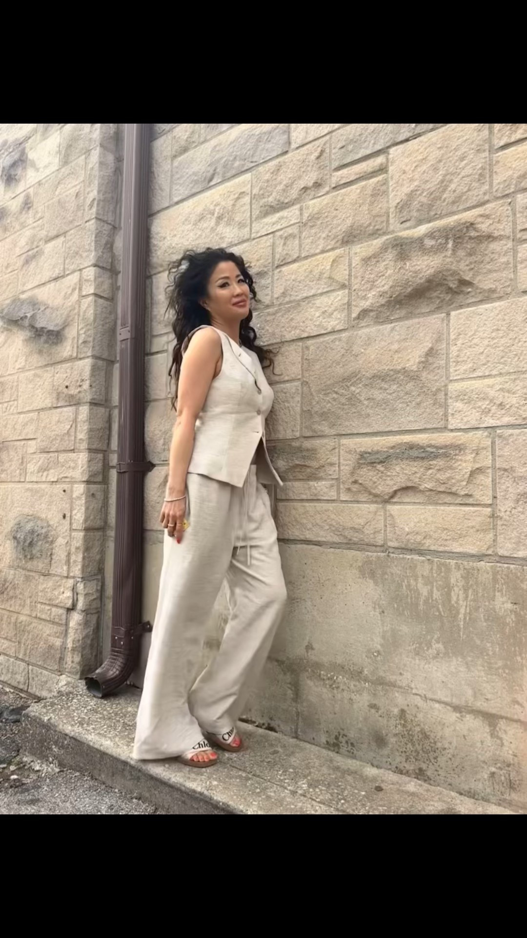 Neutral tones and natural vibes—finding my balance between style and serenity. 🌾💫 

#LinenLove #ChloeStyle
#ChloeComfort #StyleInSimplicity #aritzia #ootd #monochromaticlook 

#LTKPetite #LTKStyleTip #LTKU