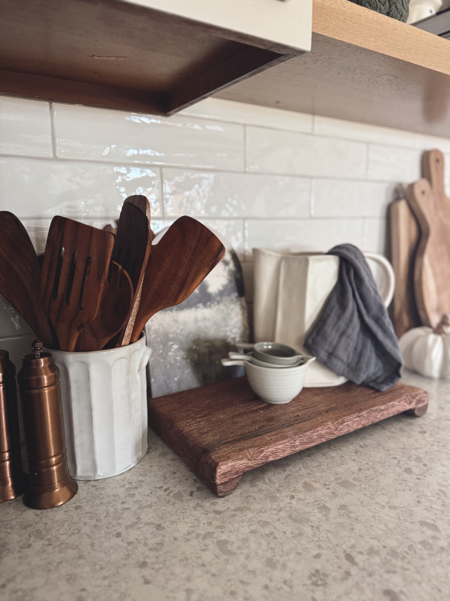 Wood, white, and copper—my favorite combo for everyday kitchen style. I kept it simple with a crock of wooden utensils, a chunky board, a few layering pieces, and neutral fall accents.
#KitchenCounterDecor #FallKitchenDecor #FunctionalDecor #NeutralKitchen #HomeDecorInspo


#LTKFindsUnder100 #LTKHome #LTKSeasonal