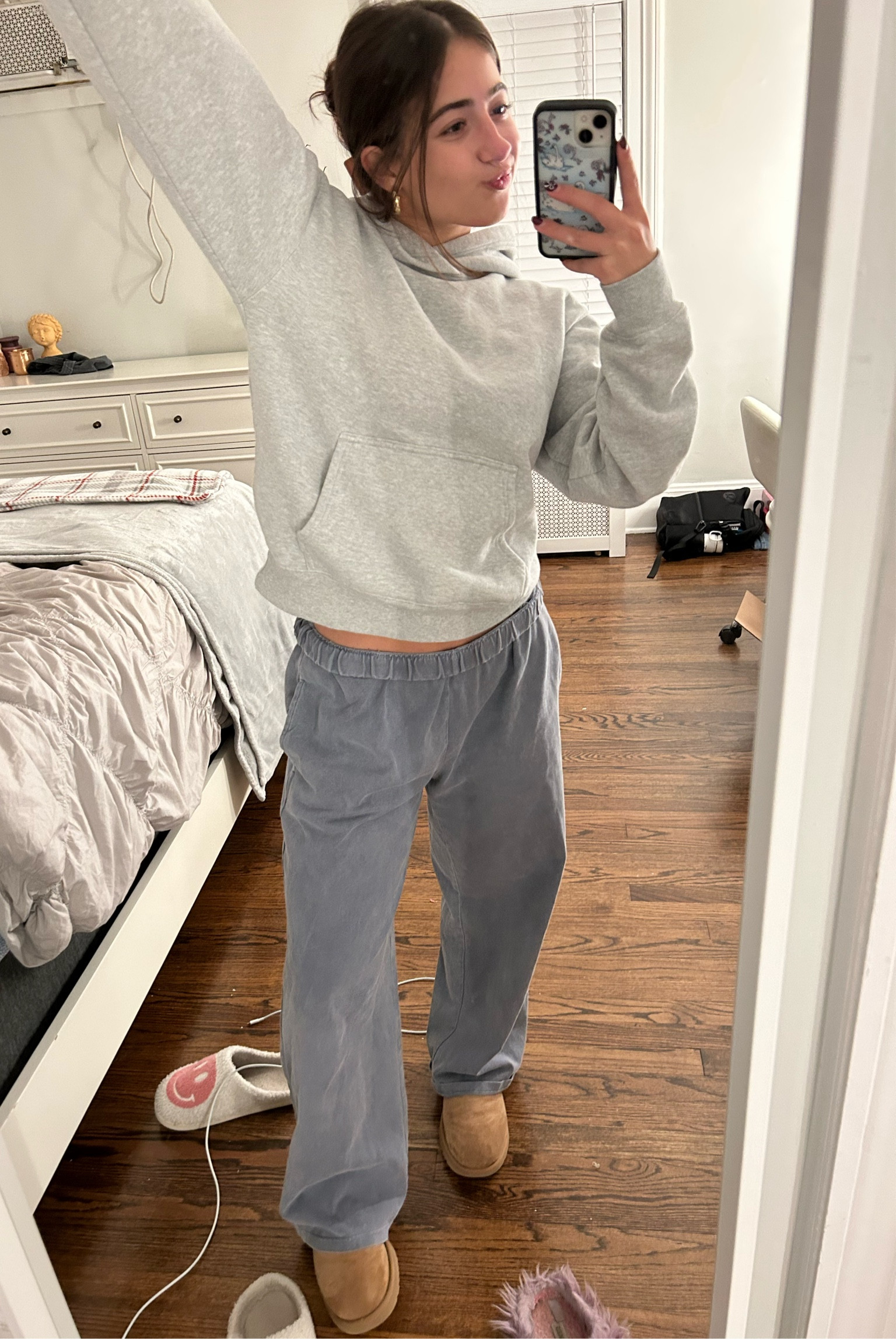 sweatshirt: small
pants: brandy melville (one size)
uggs: 8