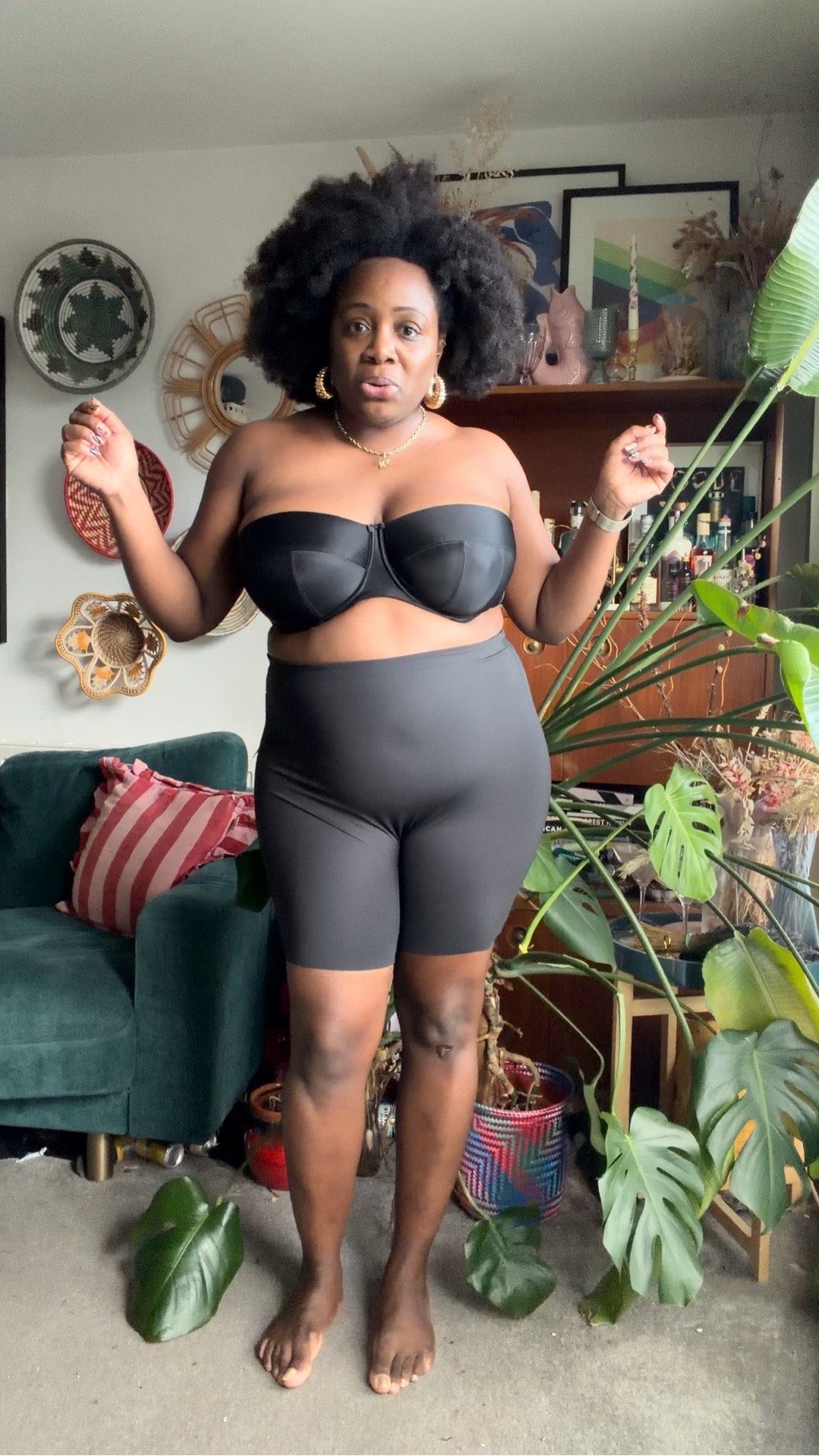 I’ve never had hips, so I bought some online in the @theofficialselfridges sale. 😅

I’d been aware of the @skims Body Hip Enhancing Padded Shorts for a while but the price put me off. Then they went down to £30 and I had to summon Apple Pay. 🤑 I had to take one for the team and channel my inner Drag Race contestant! 

They’re definitely subtle on me as my waist isn’t that defined but I really like them with the jeans? I had made peace with my lack of hips so my wardrobe is geared towards that but I like having these as an option for certain looks. I’ve never had to wear a padded bra so this is a bit surreal! 

Would you click and collect some hips? 😂

#skimsshapewear #selfridgessale #midsize #appleshape #fullerbustfashion