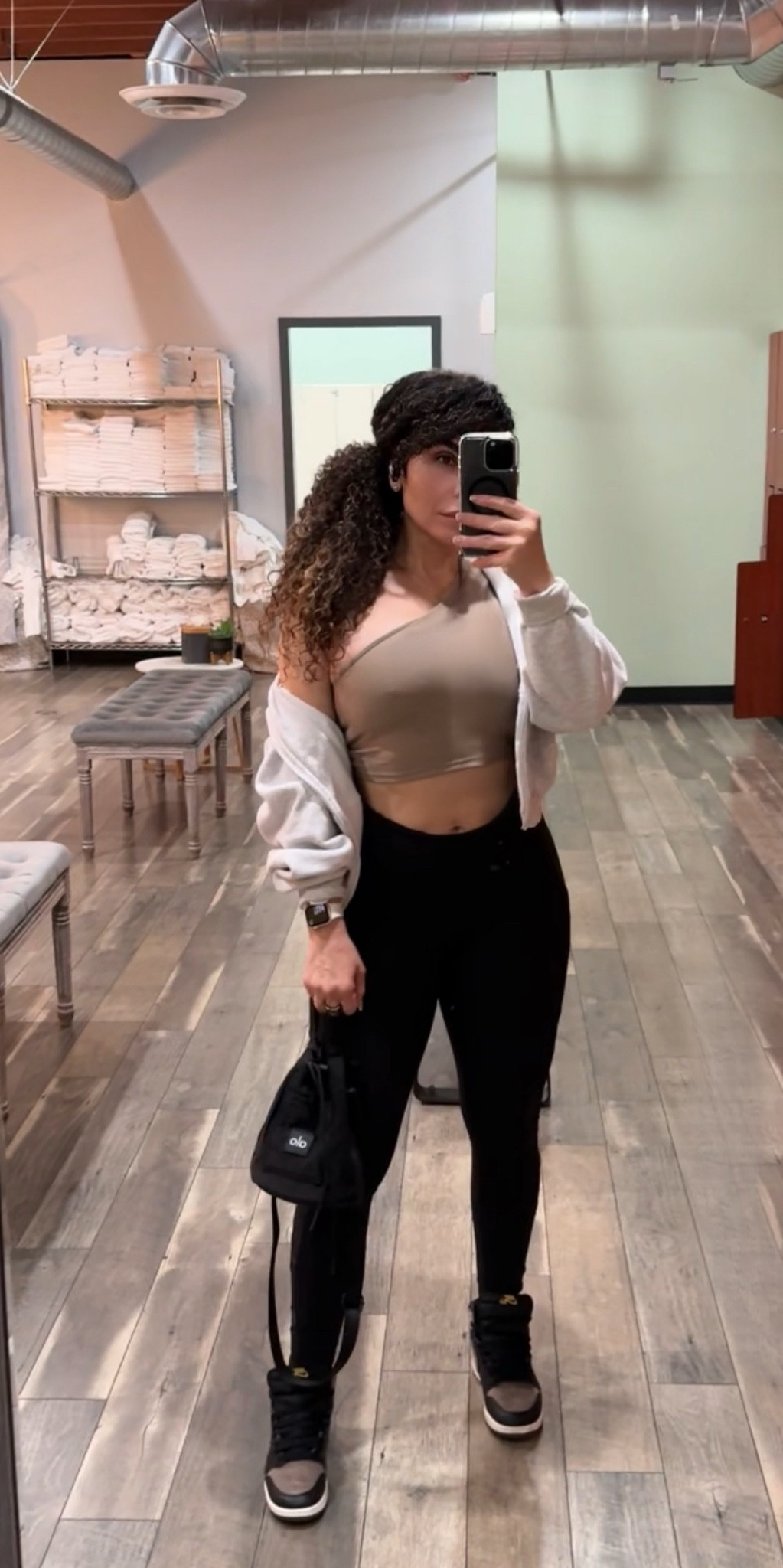 ALO Yoga クロスボディバケットバッグ　ブラック Cross Body Bucket Bag - Black | Alo Yoga