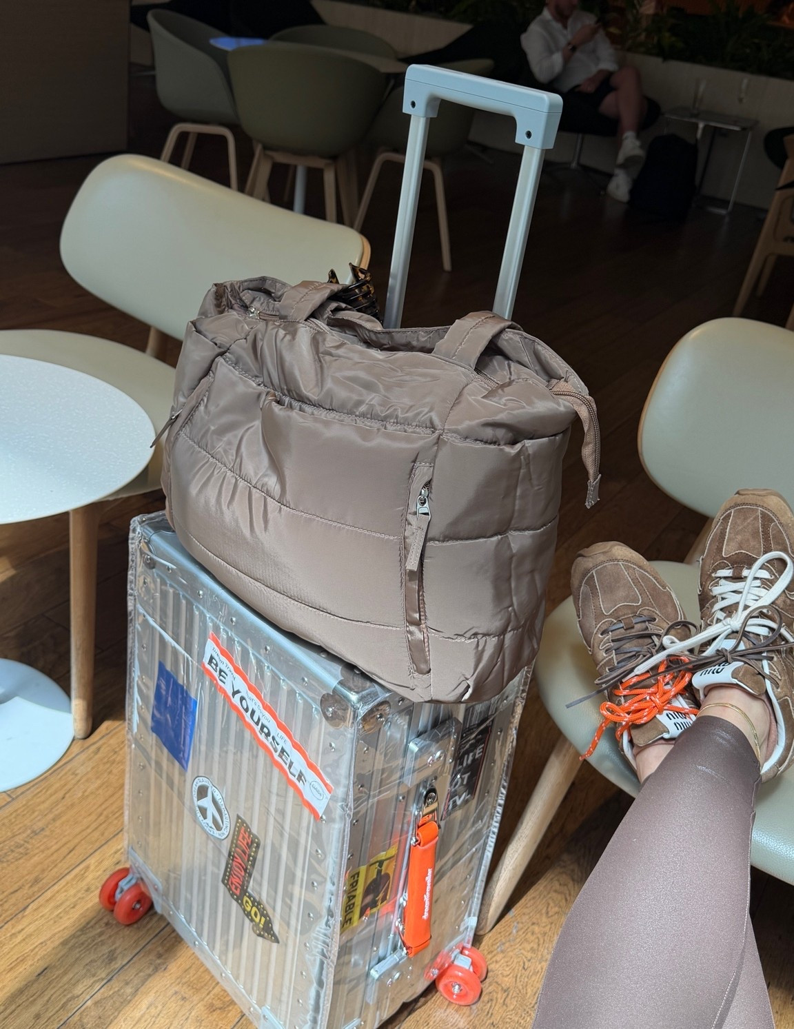 Love this puffer traveler bag, so convenient, comfy to hold, hangs on to your luggage and has a lot of compartments.