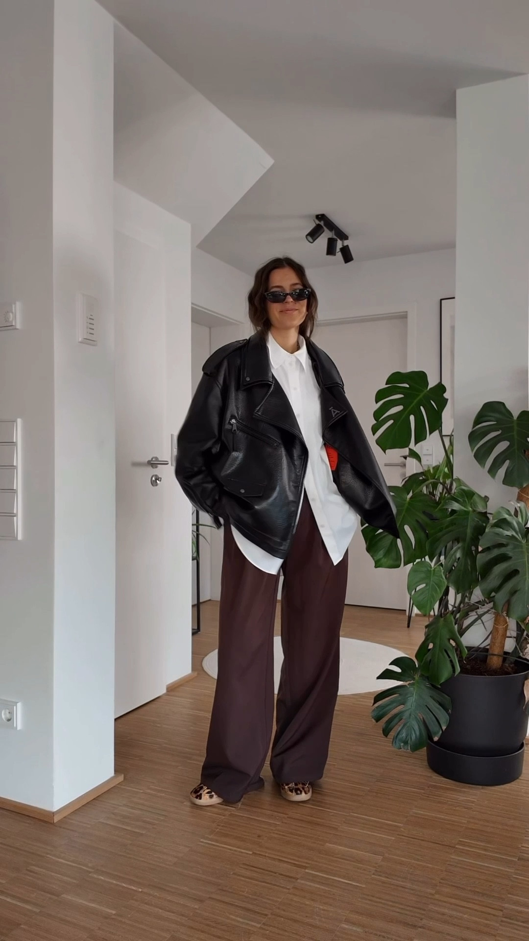 7 LOOKS SPÄTER – ÜBERGANGSJACKEN EDITION ✨ LOOK 2 🖤
klassiker alert: die kunstlederjacke. diese kombi beweist mal wieder – basic heißt auf keinen fall direkt langweilig 🤝
und das beste: mit ein paar anderen accessoires funktioniert der look easy für verschiedene anlässe.

#LTKdeutschland #LTKautumn #LTKstyletip