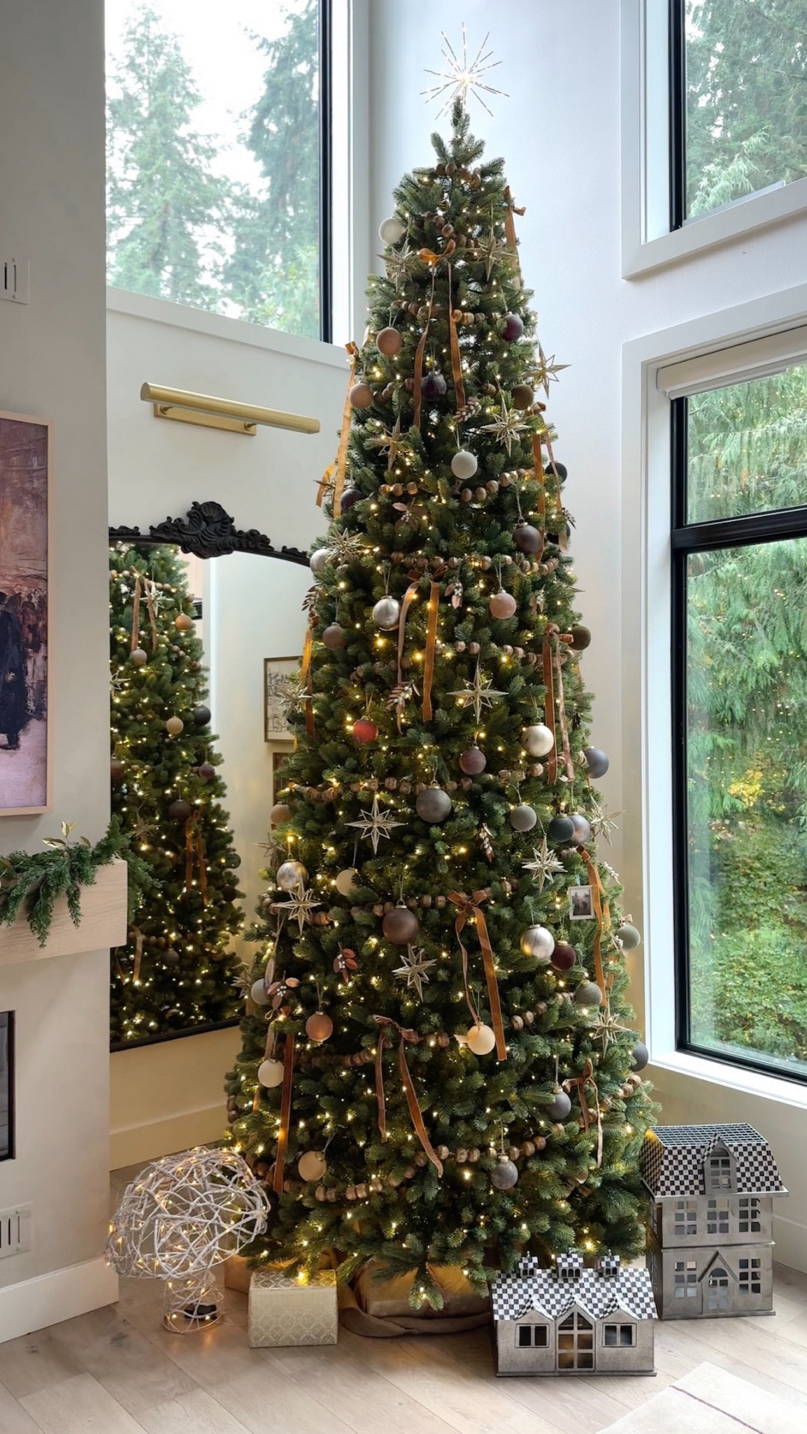 Christmas Decorations, Christmas Tree decor, bow, garland, Christmas 