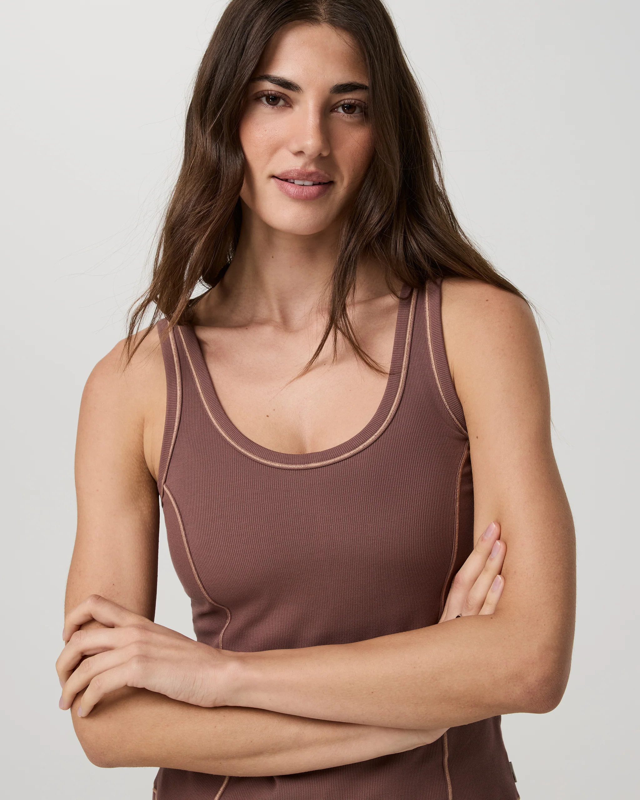 Pose Seams Tank – Women's Sable Performance Tank Top – Vuori | Vuori Clothing (US & Canada)