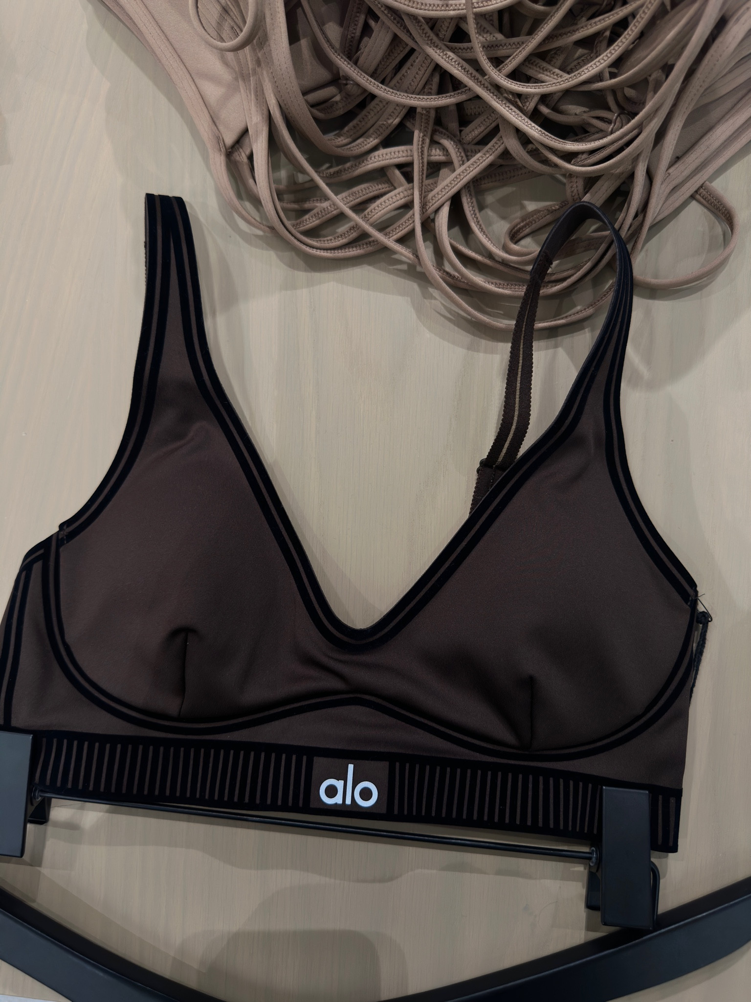 *adds to wishlist* time to up my athleisure #Alo 🤎 #workout #pilates #yoga 