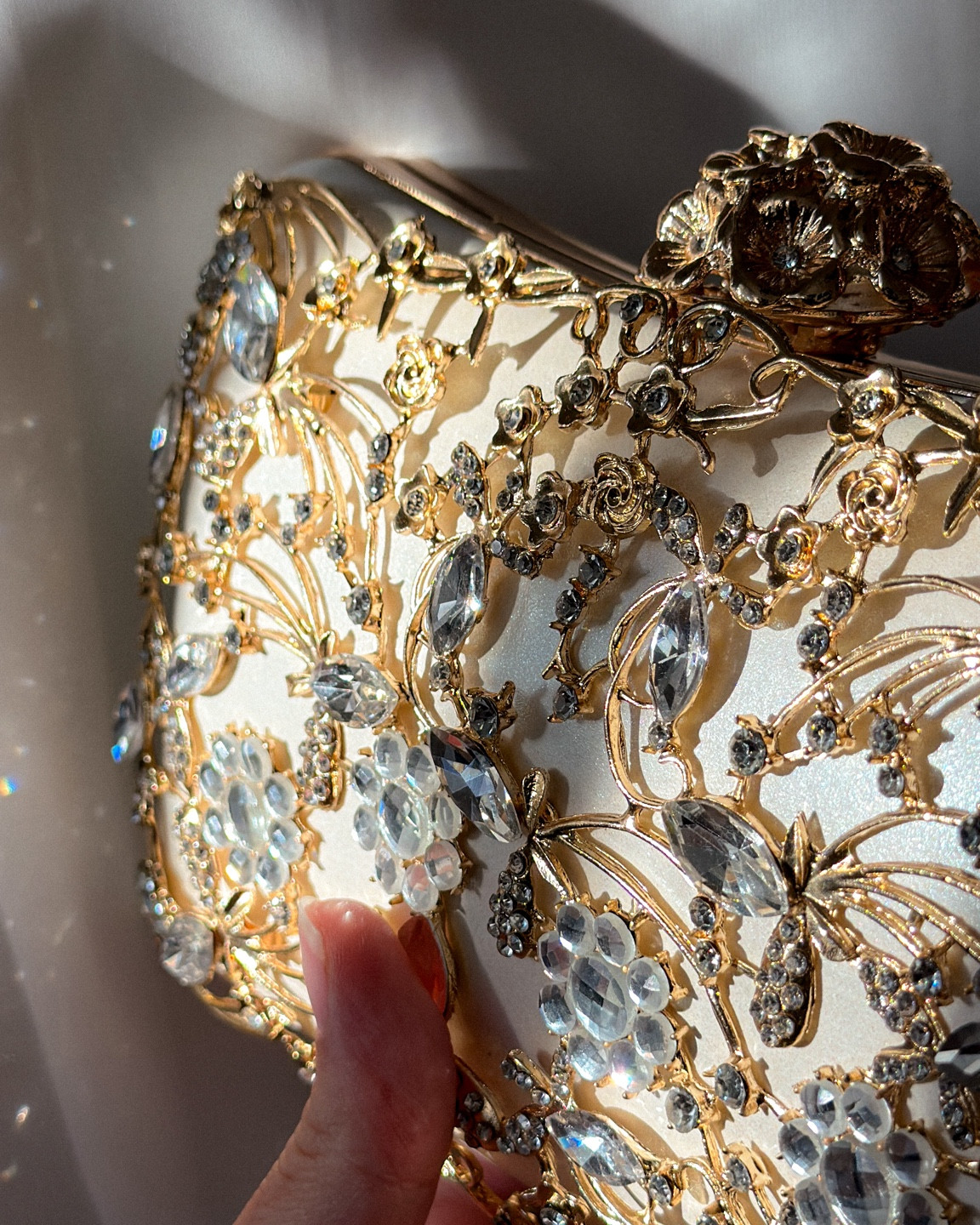 lovely gold clutch 🤍
the gold details are on one side, the other side is plain
the inside is a satin gold and it has straps as well!

#LTKfindsunder50 #LTKstyletip #LTKitbag