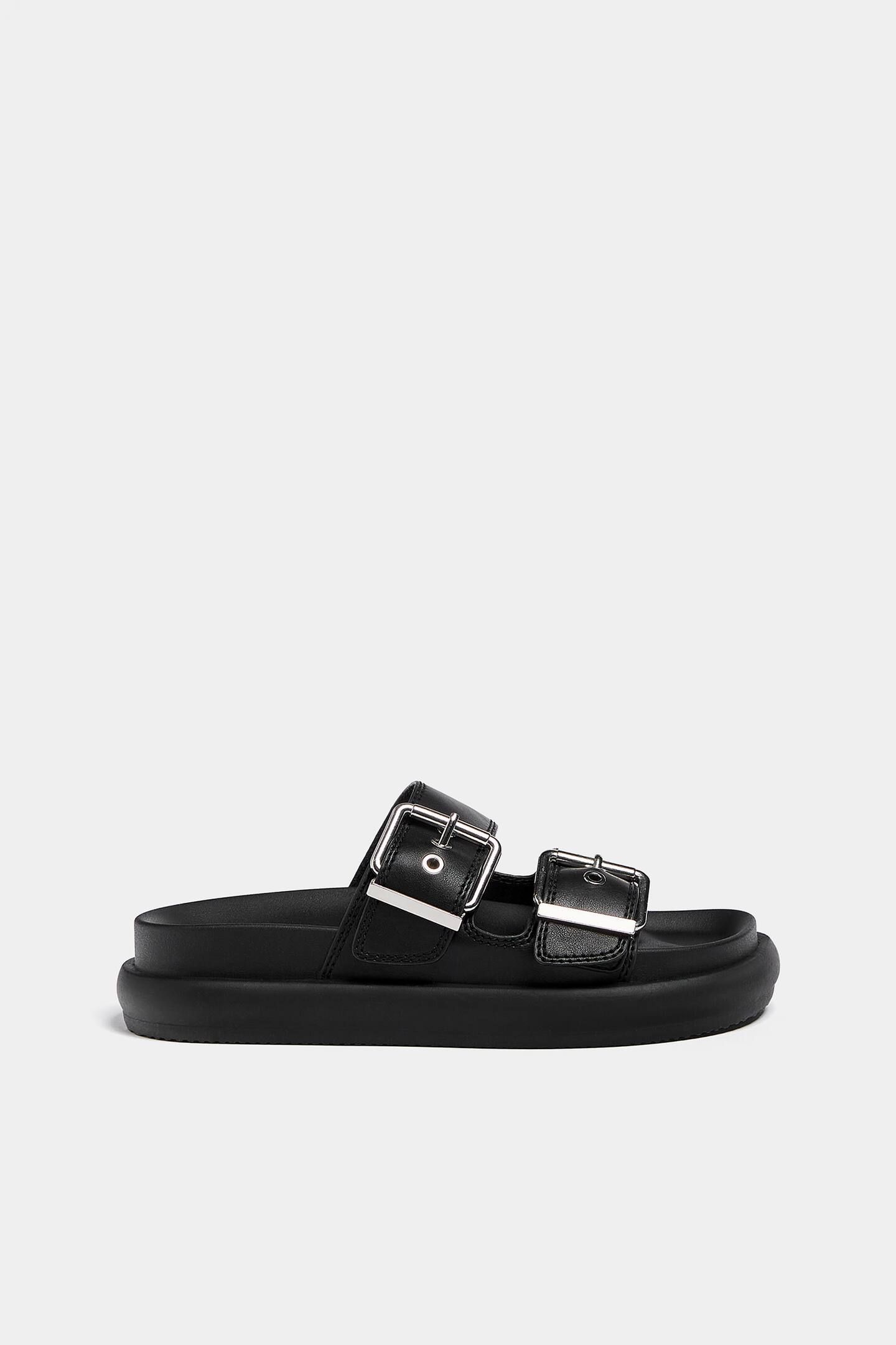 Flat sandals with buckles | PULL and BEAR UK