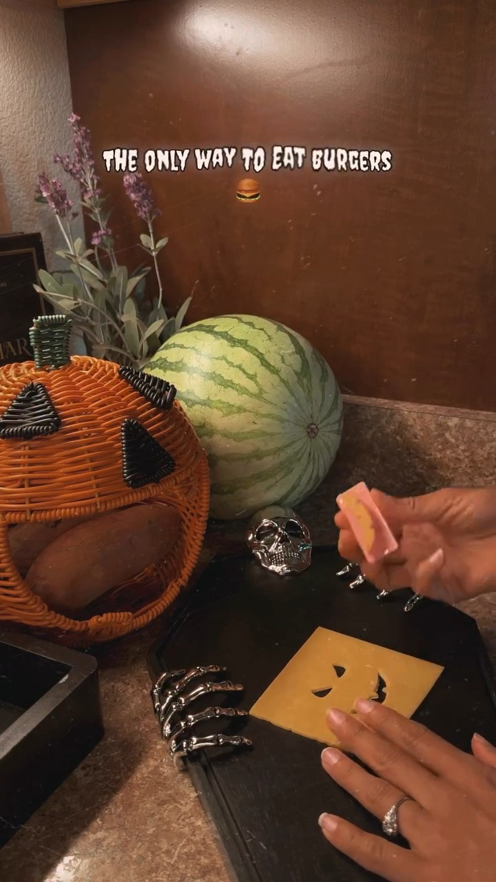 Summer cookouts are cute, but have you considered putting a jack-o’-lantern face on the cheese first? 🎃🍔

#Summerween
#Halloween365
#SpookySeason
#HalloweenLover
#HalloweenDiet 🎃🍔