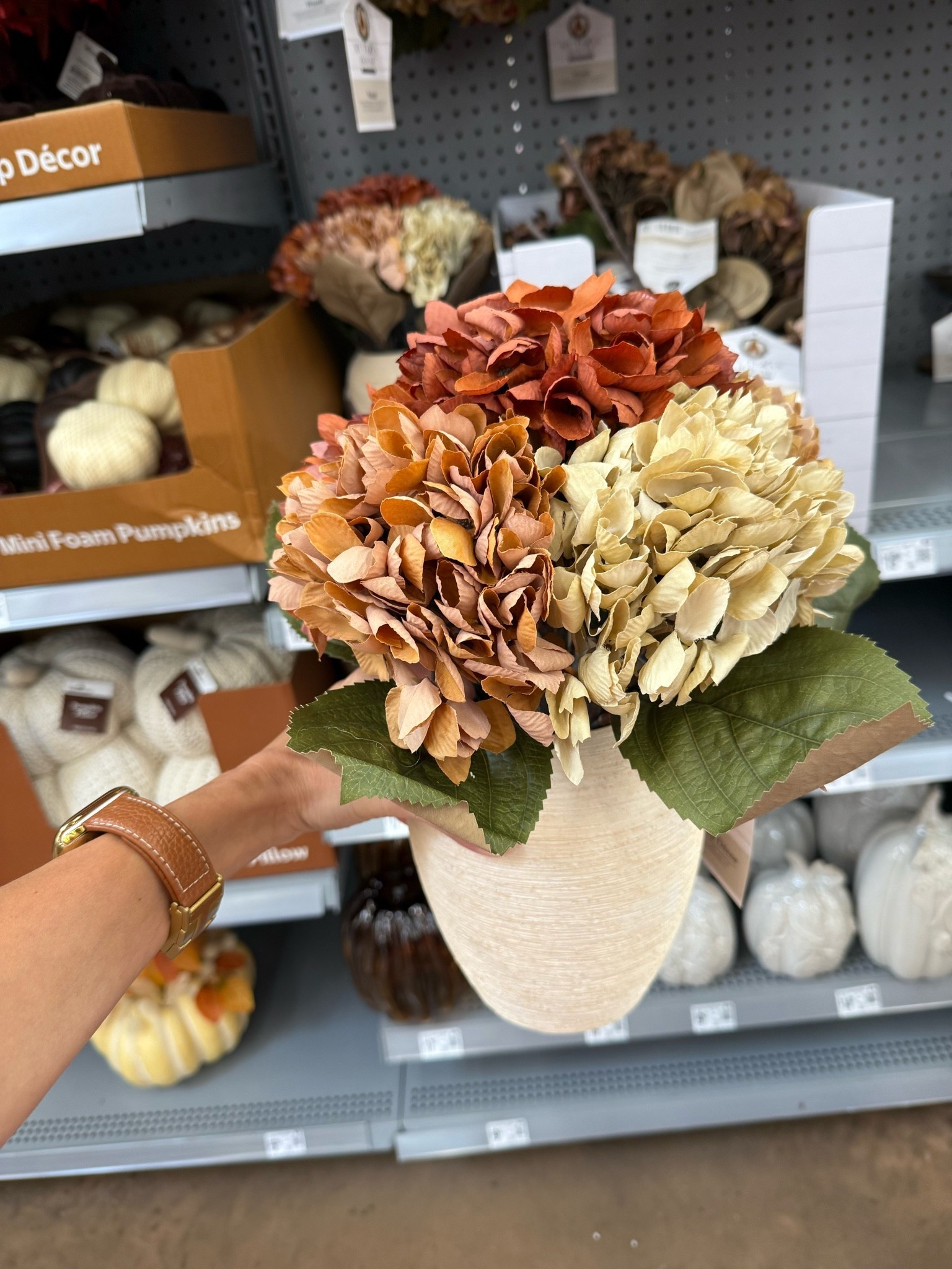 Walmart finds- faux fall floral arrangement


Home decor, fall decor, fall style

#LTKHome #LTKSeasonal #LTKmomlife