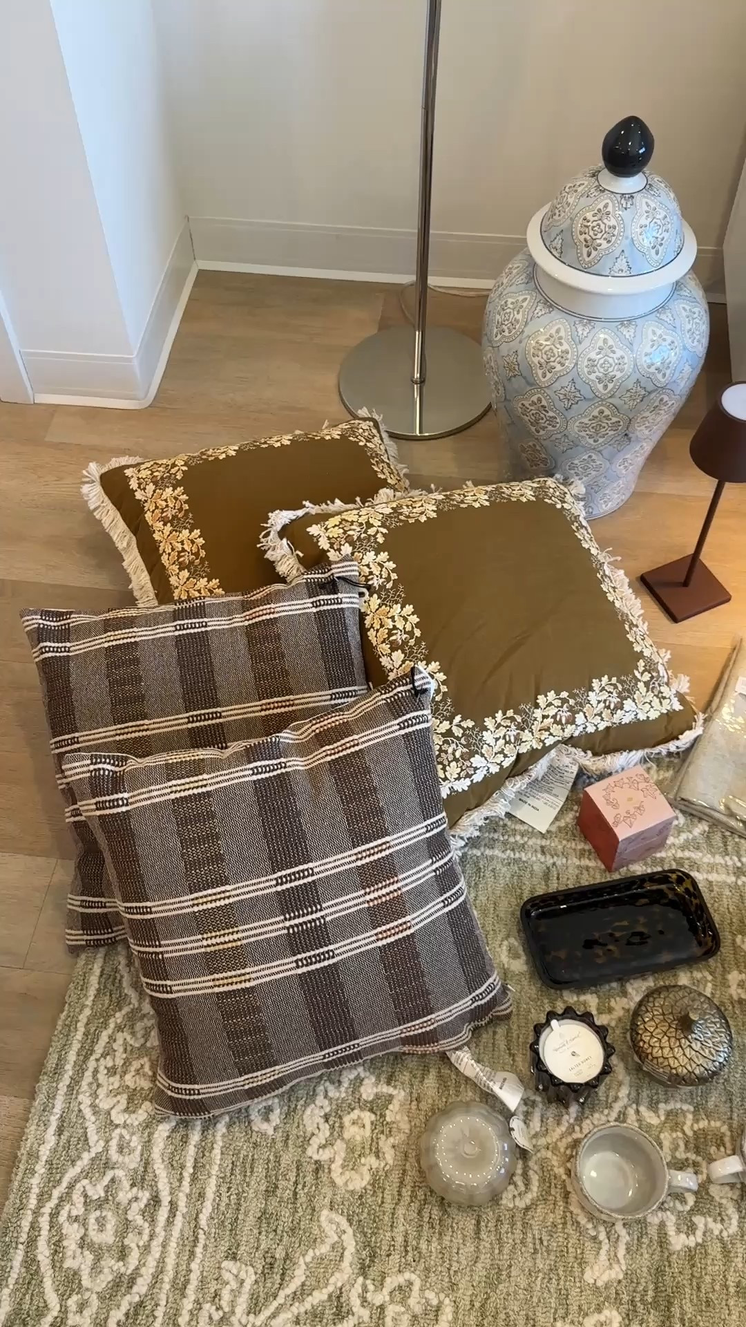 Finally decorating my apartment for fall! Sharing a little haul of the pieces I picked up! 



#LTKSeasonal #LTKHalloween