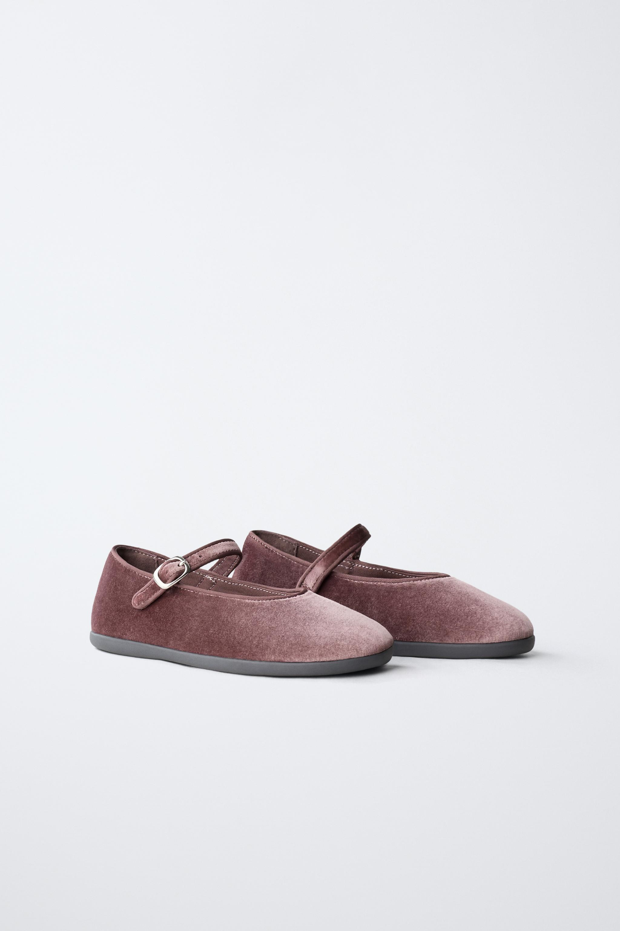 VELVET BALLET FLATS$ 35.90 Pink BluePink | 2509/630/050Add to cartAddVelvet ballet flats. Wide, r... | Zara US