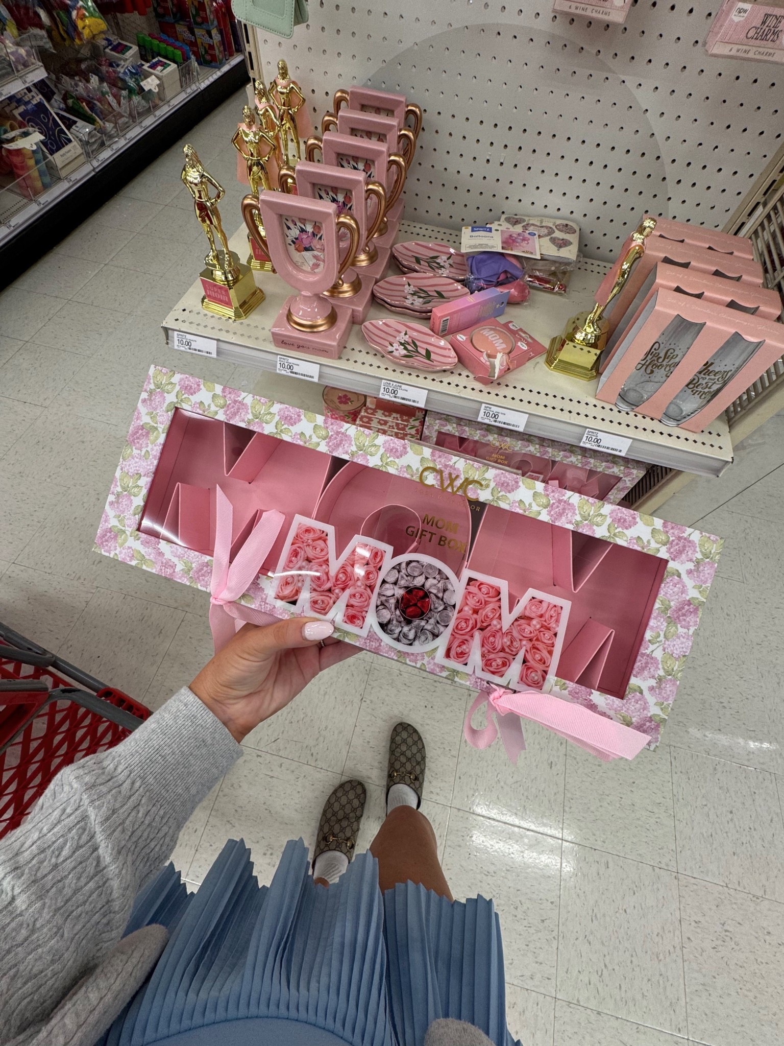 Love this little box for some little Mother’s Day sweet treats! 