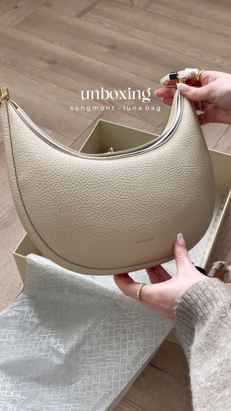 My first Songmont handbag ✨🕊️ this is the Luna bag in Ivory 

Shoulder bag, premium hand bag, leather bag, Luna bag 


#LTKVideo #LTKSeasonal #LTKitbag