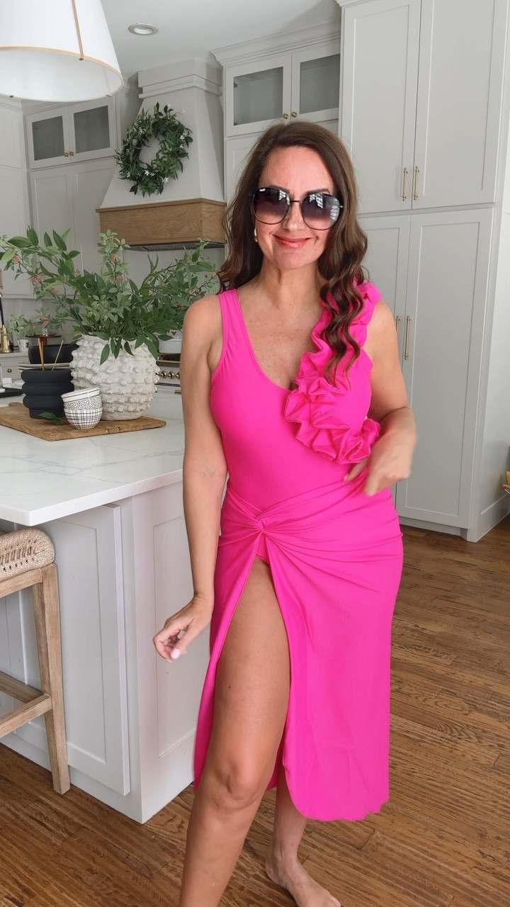 This set includes a one piece swim suit and the coverup! Swimsuit has removable pads. It's a little cheeky for me but I have a bigger booty than most💕 Wearing a medium. 
For reference, I am 5'5. Normally a size 6/medium. 🍐 shaped. 