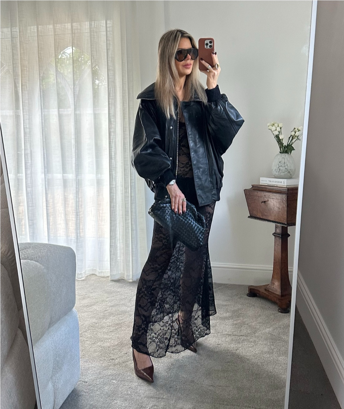 Channeling the Chloé funnel neck leather jacket from Mango  REF. 17096360
The piece on every editor’s autumn wish list 🖤 #funnelneck #leatherjacket #lace #mango 