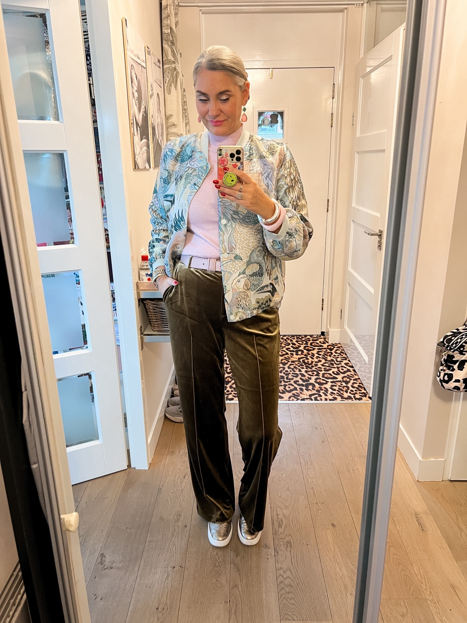 OOTD - Donderdag. Nieuwjaarsdag. Een lichtroze glittertop (L, https://hema-nl.mtpc.se/5868229) een bomberjack met papegaaien print (Norah), olijfgroene fluwelen broek (maat 42), schoenen zijn oud van Clarks. 

#LTKpartywear #LTKnederlands #LTKeurope