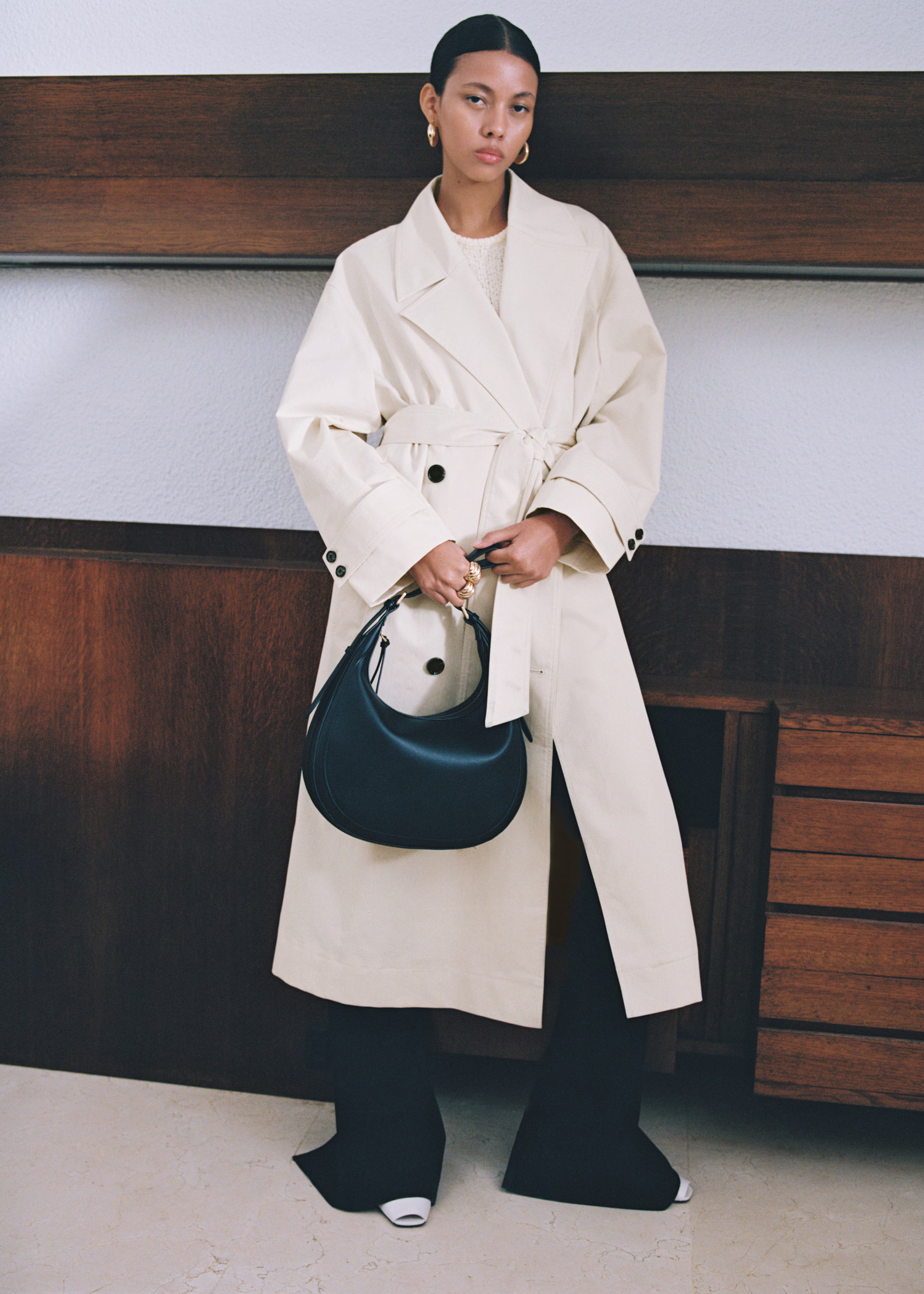 Oval shoulder bag - Women | MANGO United Kingdom | MANGO (UK)