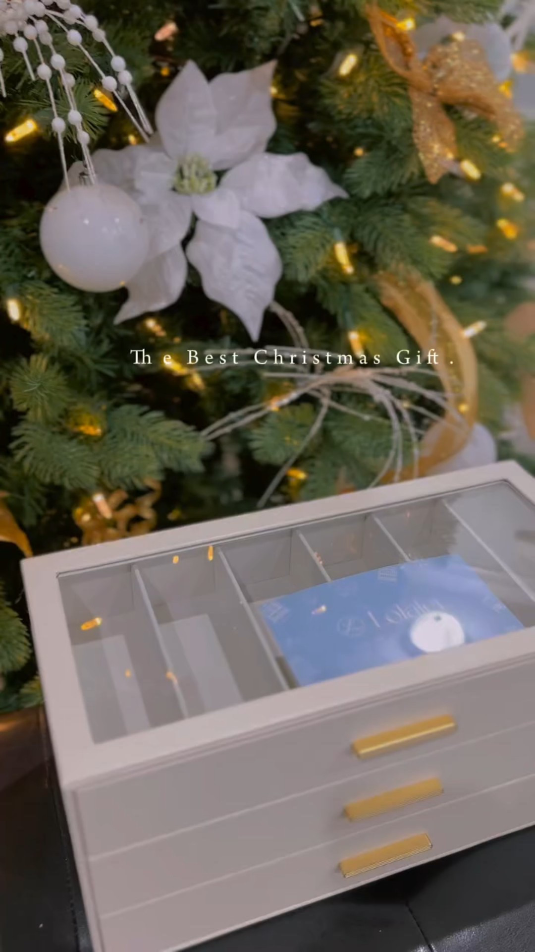 🎄✨ El regalo perfecto para esta Navidad sí existe ✨🎄
Este Glasses & Sunglasses Organizer Box con tapa de vidrio de Lolalet es ideal para quienes aman mantener sus lentes organizados, protegidos y siempre a la vista 🤍
Elegante, práctico y perfecto para regalar a mamá, papá, tu pareja o esa persona especial 🎁

✨ Bonus: ¡Aprovecha 20% OFF usando el código LOLA20!
Un regalo útil, bonito y con estilo… un acierto seguro esta temporada ✔️

📌 Guárdalo para tus ideas de regalos navideños
💬 Cuéntame, ¿a quién se lo regalarías?

#GiftIdeas #RegalosDeNavidad #ChristmasGifts Lolalet HomeOrganization HolidayDeals 🎅🎁