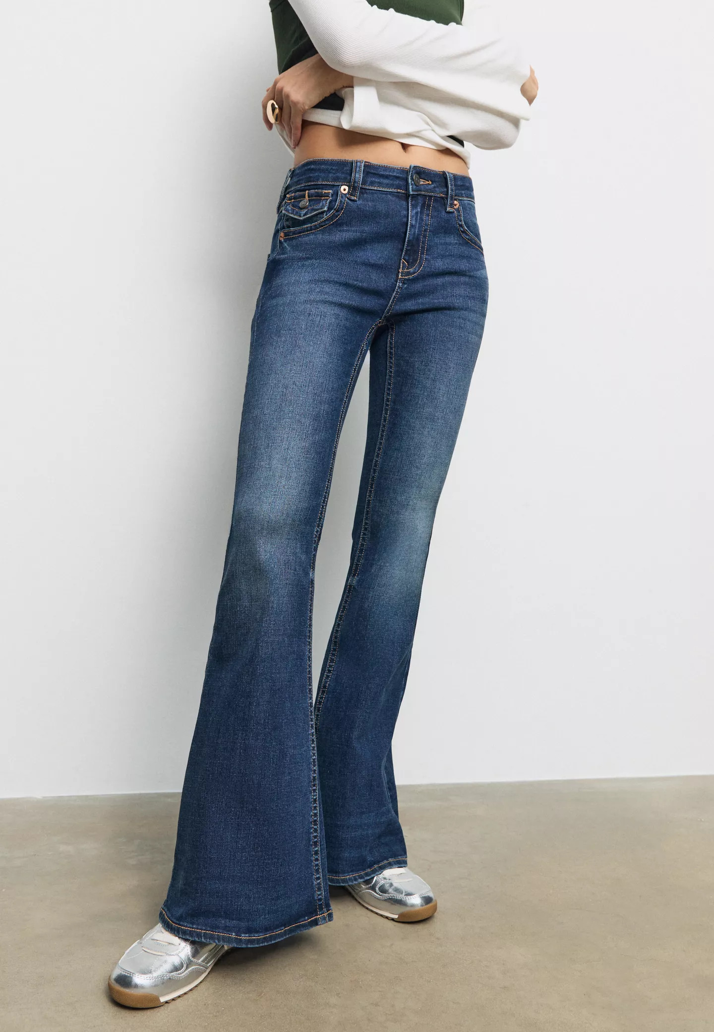 D04 low rise flared jeans | Stradivarius (UK)