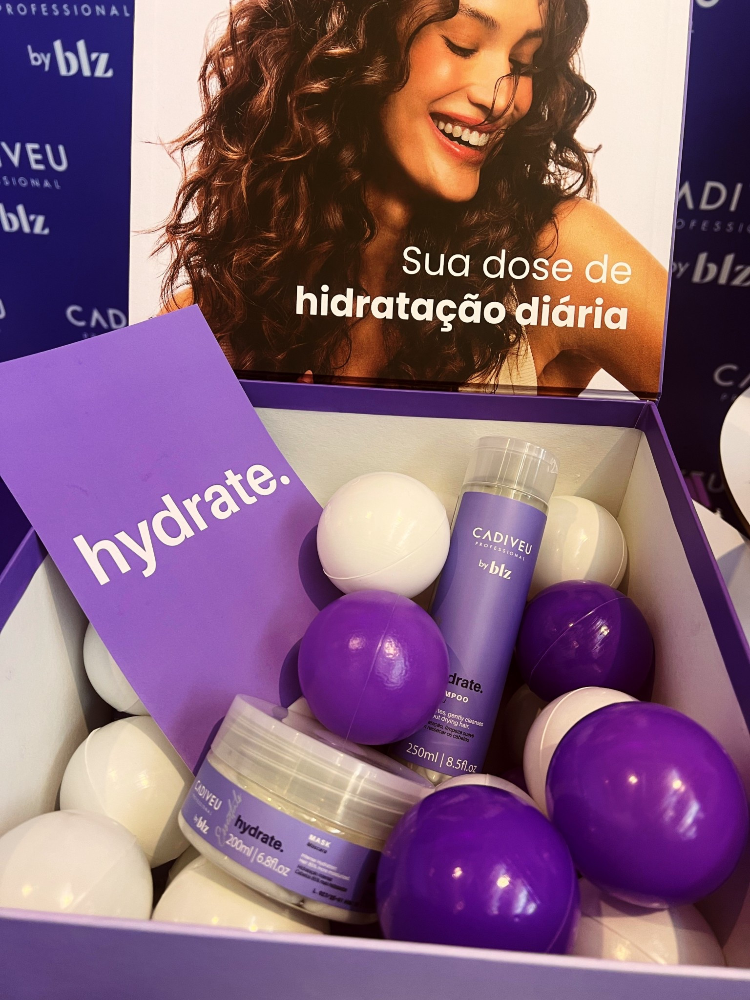 O Kit Cadiveu Professional Essentials Hydrate by BLZ Completo oferece uma solução de alta performance para o cuidado dos cabelos. 

Desde a limpeza suave até a finalização luxuosa, cada produto é cuidadosamente formulado com ativos poderosos para hidratar, desembaraçar e proteger os fios, deixando os cabelos macios, sedosos, alinhados, com movimento e brilho intenso.

A linha Hydrate apresenta uma collab especial da Cadiveu Professional e Beleza na Web. 

#LTKbrasil #LTKpromo #LTKbeleza