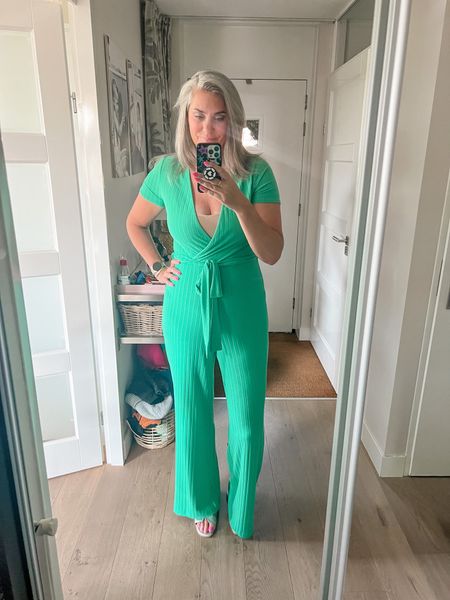 Outfits of the week

A green tall jumpsuit that I actually had hemmed a bit to be able to wear it with flats as well. Super soft and comfortable. Underneath a nude light shaping bodysuit that’s very tall friendly. 



#LTKcurves #LTKeurope #LTKstyletip