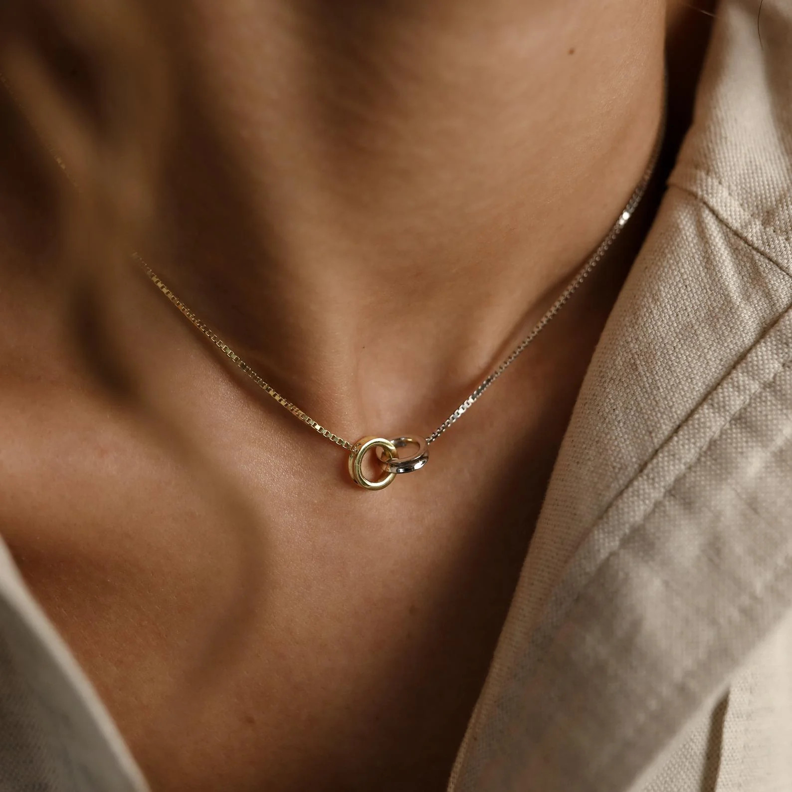 Dainty Mixed Metals Interlocking Circles Necklace | Caitlyn Minimalist | Caitlyn Minimalist