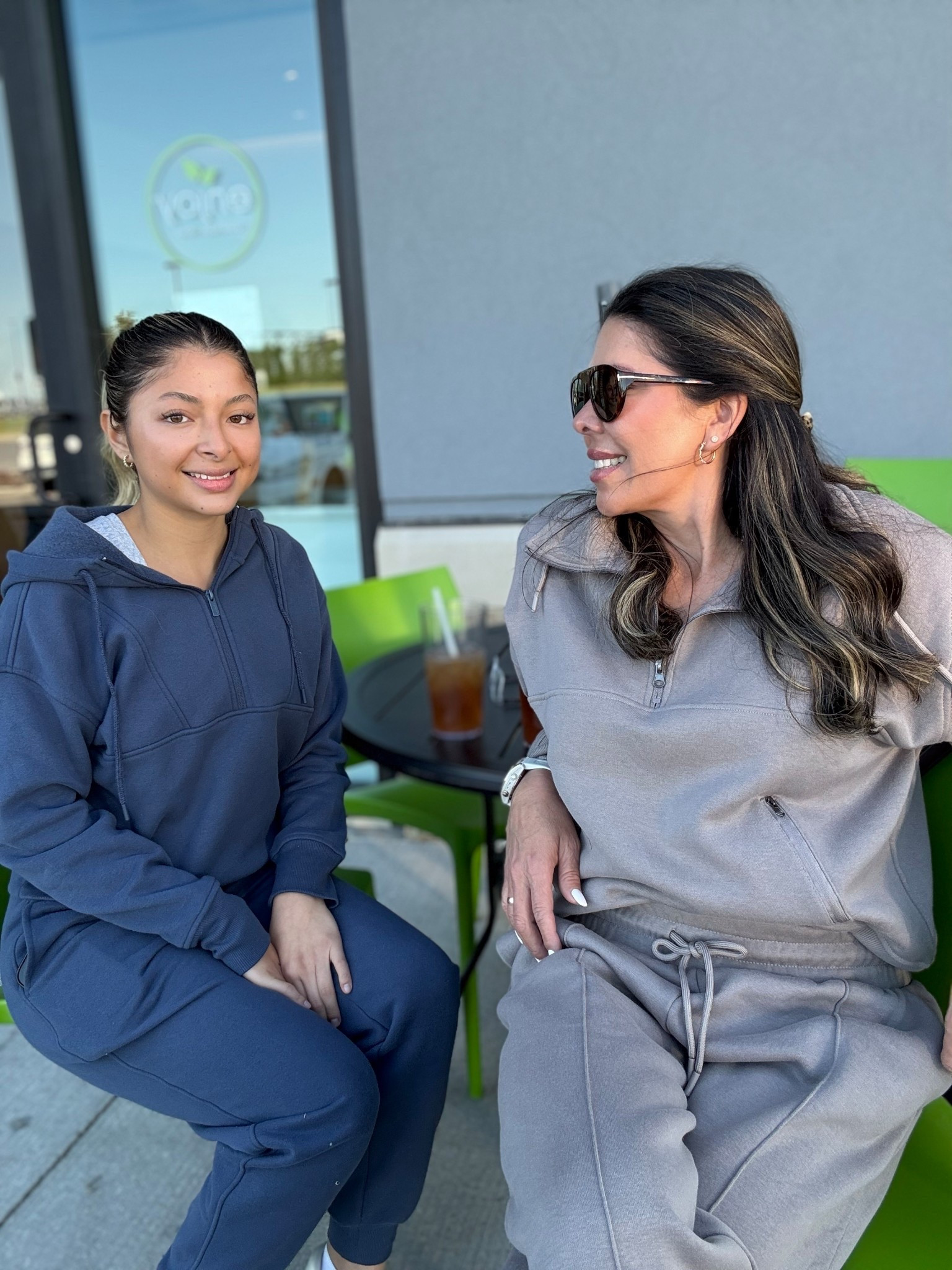 Almuerzo de cumpleaños con mi hija. Esos momentos simples que se sienten especiales cuando estás cómoda y con estilo 🍂
Llevo mis nuevos conjuntos de @rbxactive de la colección de otoño, suaves, versátiles y perfectos para esos días en los que querés verte bien sin complicarte.

Podés encontrar mi look en mi tienda de LTK 

#LTKStyleTip #LTKSeasonal #LTKActive