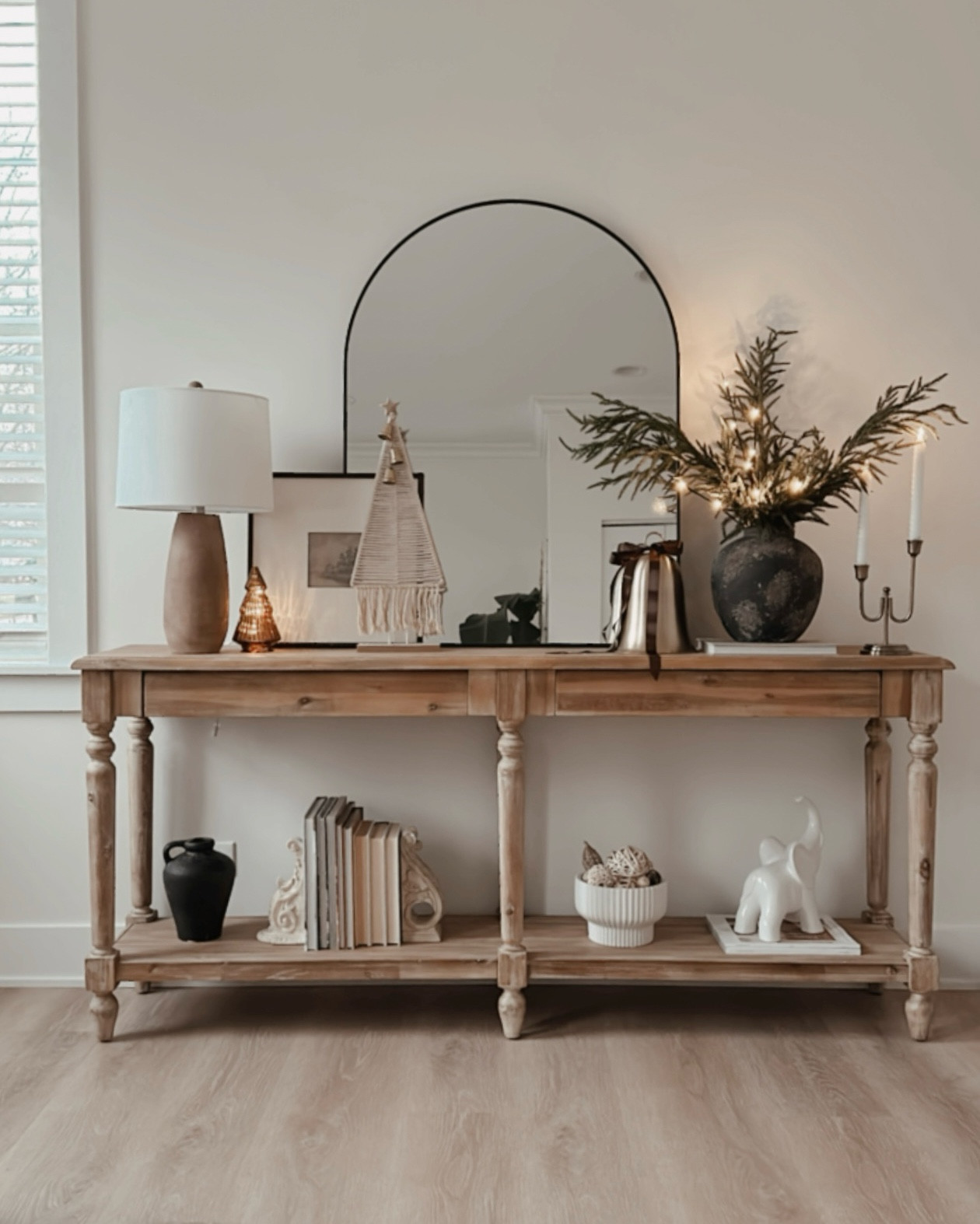 Christmas Entryway console table 🎄🤎

#LTKSeasonal #LTKHome #LTKHoliday