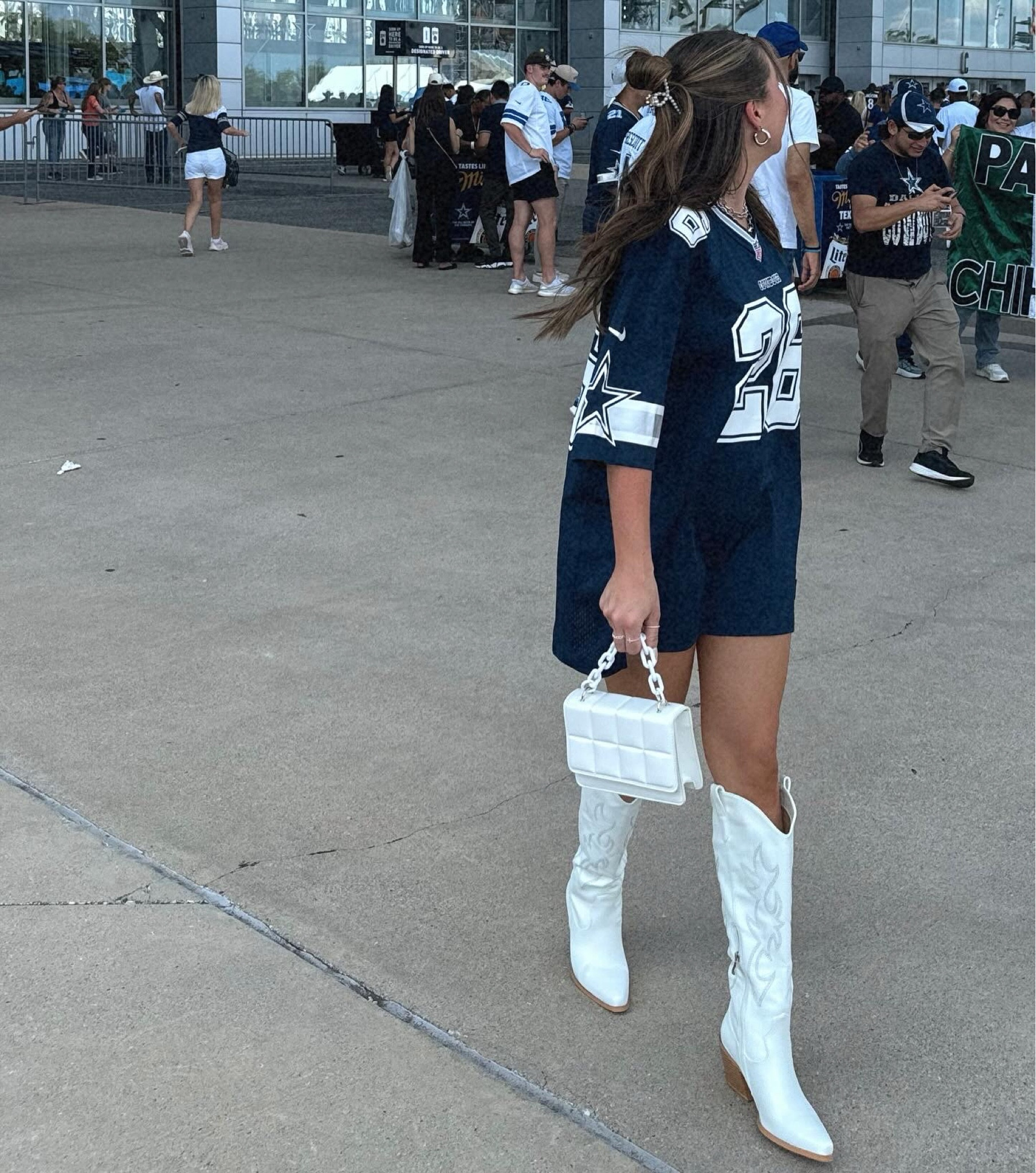 NFL Game Day Fit ⭐️



#LTKSeasonal #LTKShoeCrush #LTKStyleTip