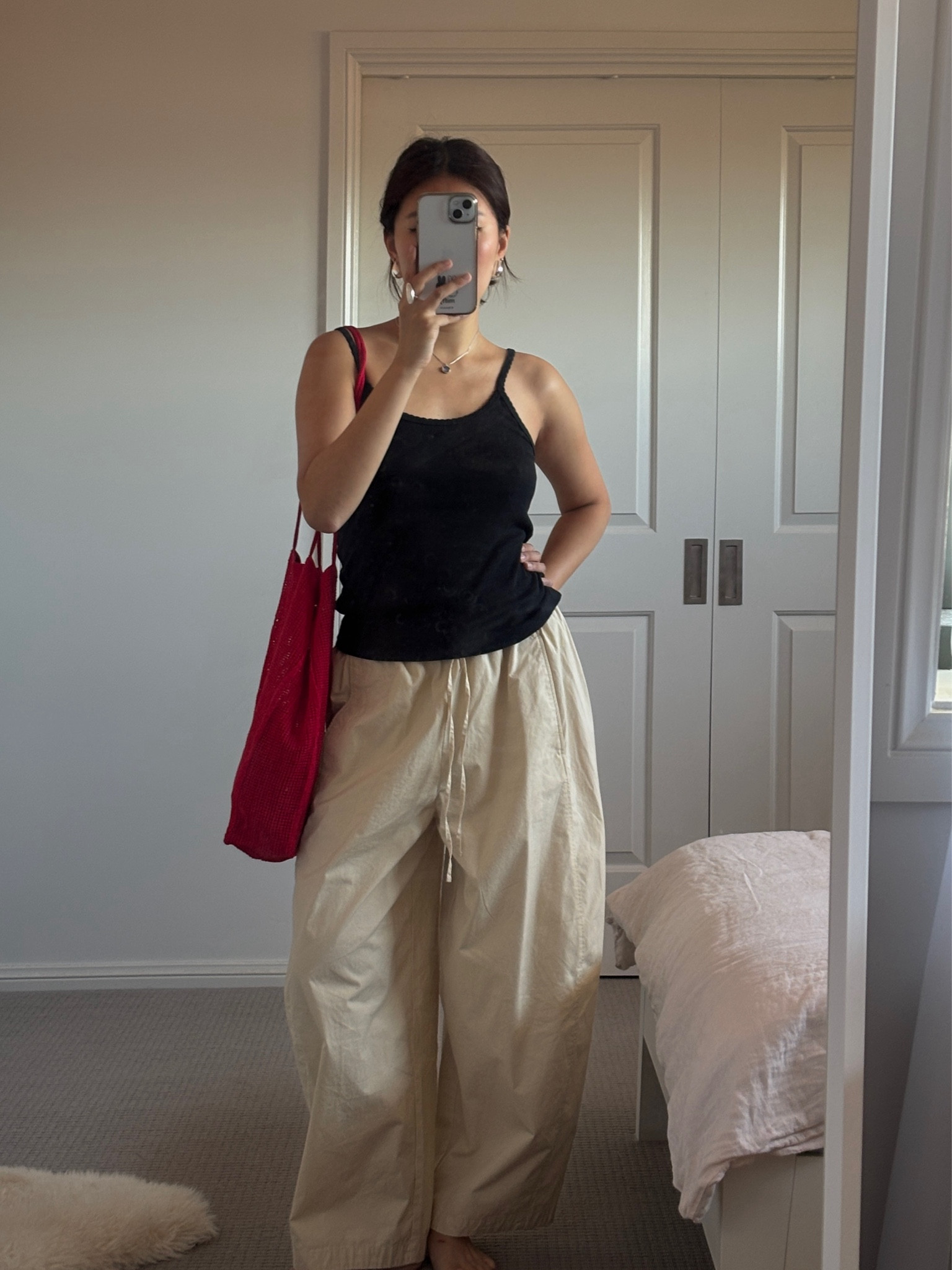 linked some similar barrel leg pants below
bag is nananita 