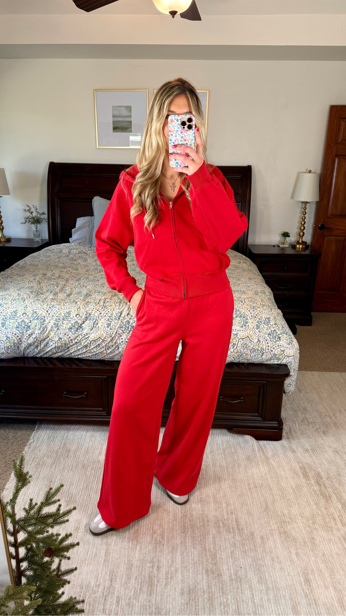 ⚠️I size down one in both top and bottoms to small tall. I am never a small, but trust me these run big. - size down! 

The best ever tall sweatpants now in a tall size matching set: perfect for travel, lounge or running errands! 
@gap
#howyouweargap
#gappartner

#LTKHoliday #LTKTall #LTKSaleAlert