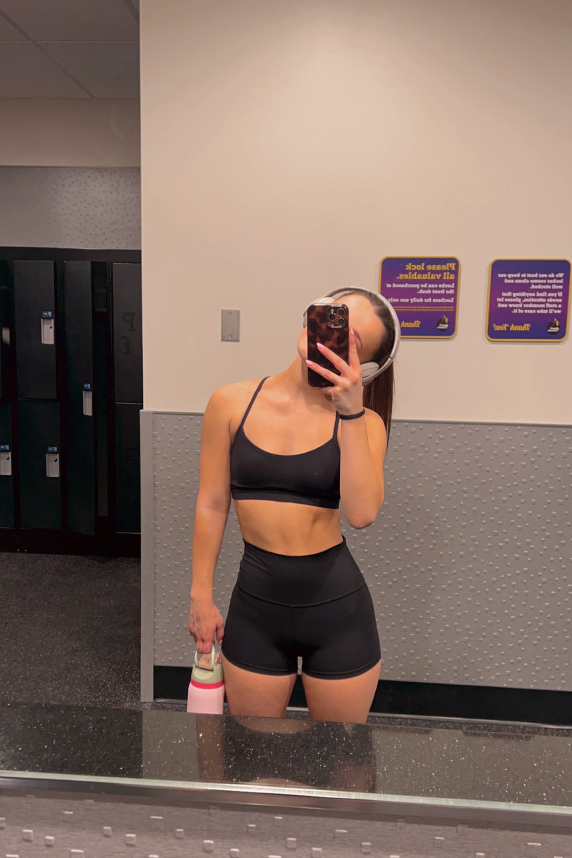 one of my favorite simple gym sets!

i’m wearing a size 2 in the top & bottom!

#LTKFitness #LTKActive #LTKStyleTip