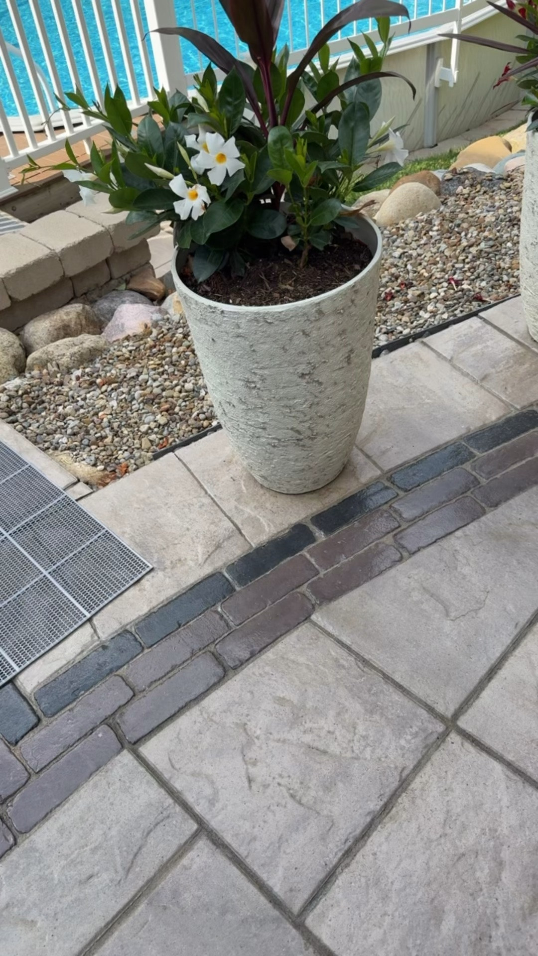 🌸These are new additions to the patio. Resin flower pots. They are very light weight.
❤️Love how they look upscale, but they’re Amazon!😉
