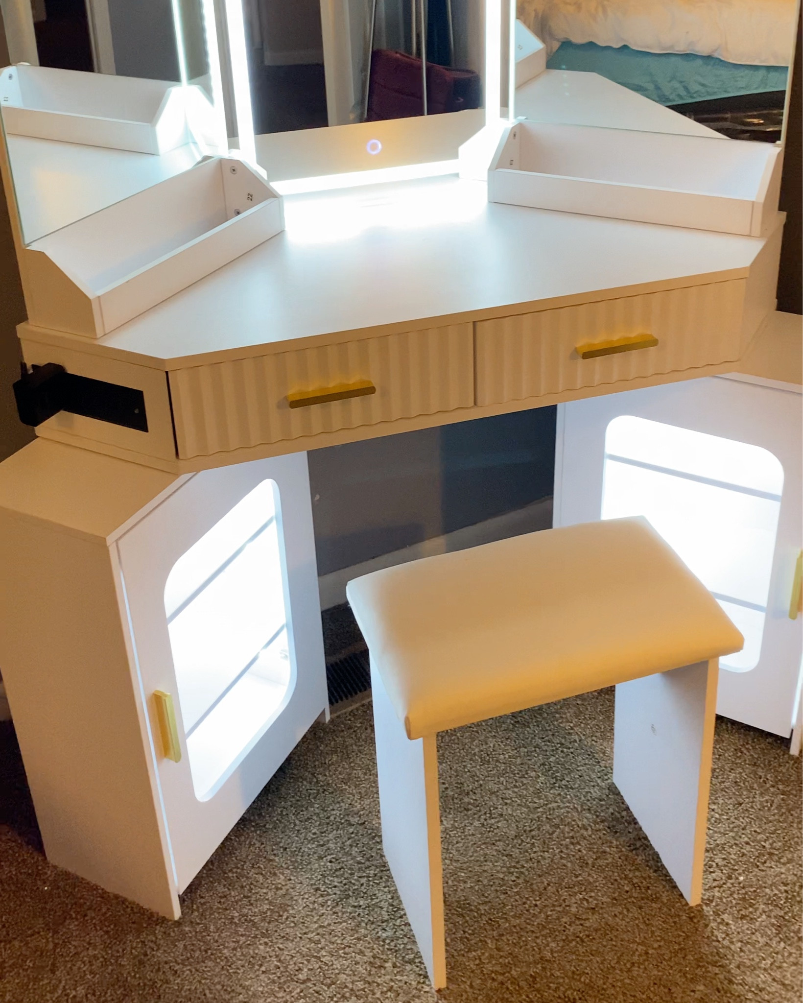 Cute makeup vanity💕🏡 | room decor, beauty room ideas, aesthetic vanity, led makeup vanity

#LTKHome #LTKBeauty