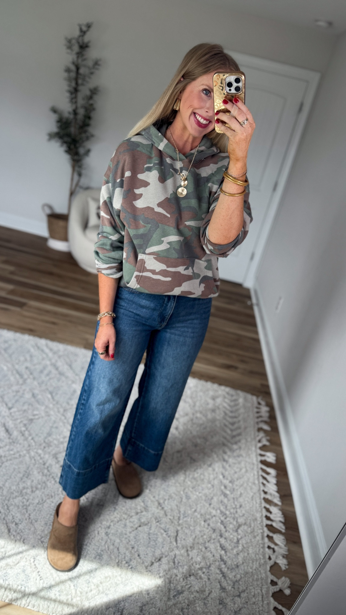 Weekend Walmart Wins try-on
Camo hoodie- men’s small
Ankle jeans- 6

#LTKootd