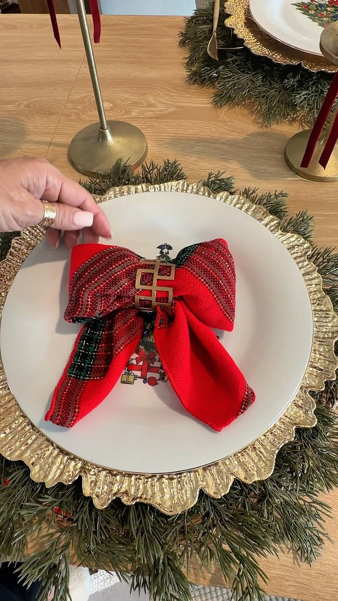 Idea para servilleta y decorar tu mesa 🎅🏻🫶🏻 seguimos con la tendencia de moños, a ti te gusta así ? 🎄
#hogar #homedecor #servilletas #moño #navidad #christmas #mesanavideña #parati

#LTKHome #LTKHoliday