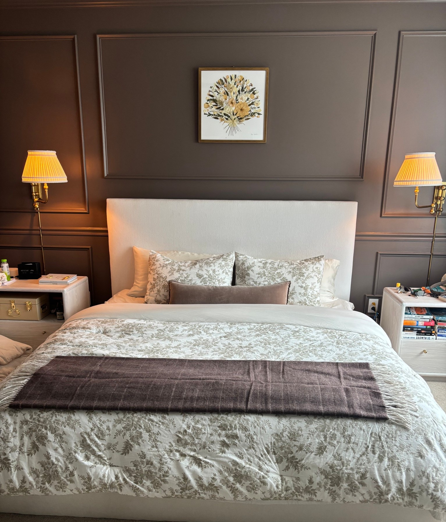 Feel like I finally nailed our fluffy bedding setup! We had all white for the longest time and I just felt like it looked so sterile!! So happy with this toile and velvety pairing🤎