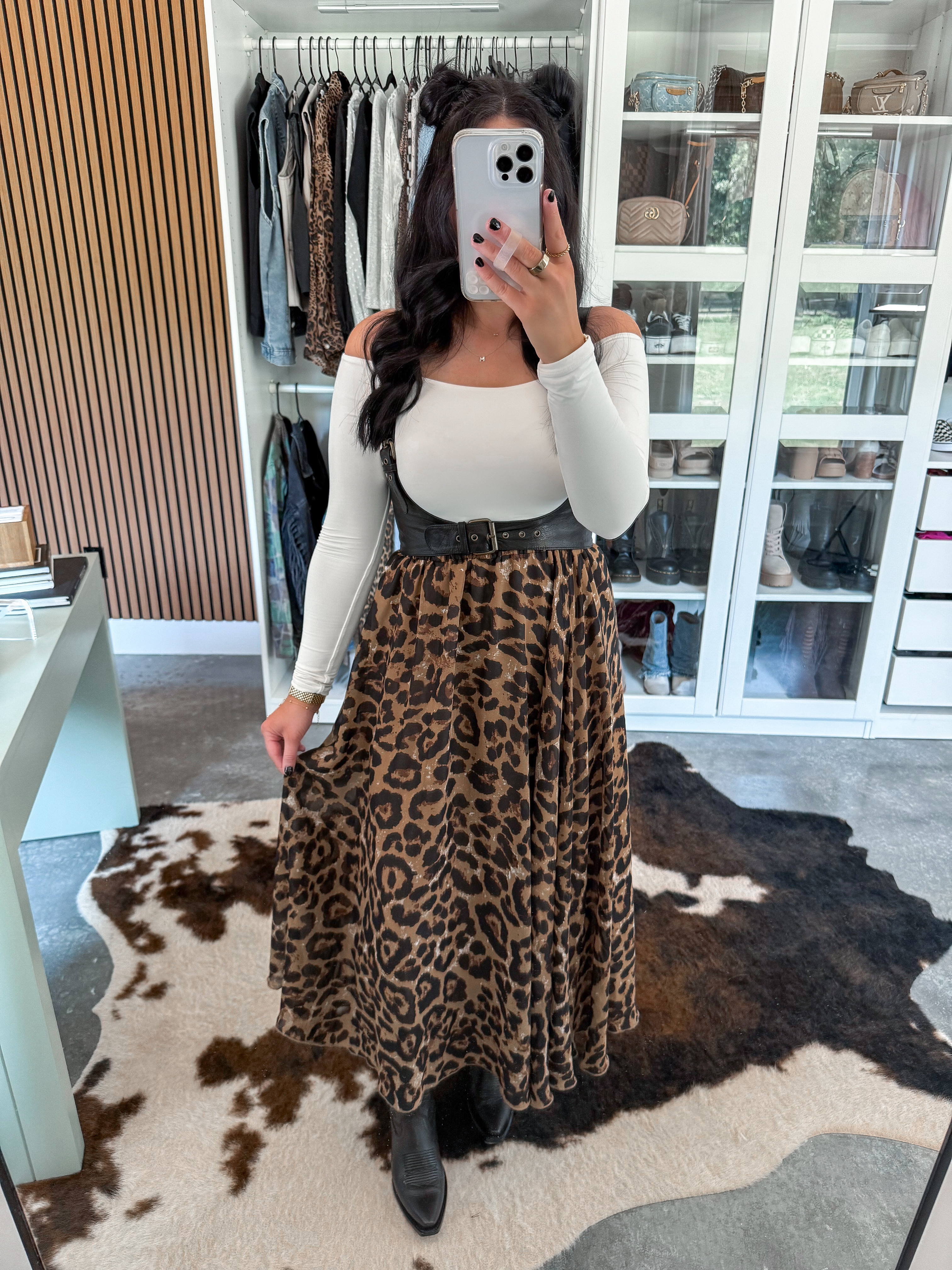Edgy Western Fall Outfit 🐆

Top - small (pearl color)
Harness - small
Skirt - small (khaki)

Styled this leopard print maxi skirt with a little wester edge. Paired it with this white off the shoulder top (but you could also do black!), added this black leather harness & finished the look with my black Tecovas cowgirl boots. 🖤

 

 #LTKFindsUnder50 #LTKFindsUnder100 #LTKShoeCrush