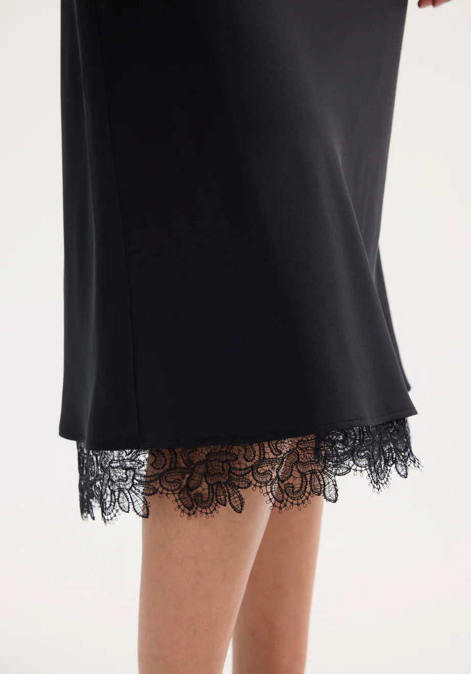 lace-trimmed silk skirt | black | Rohe