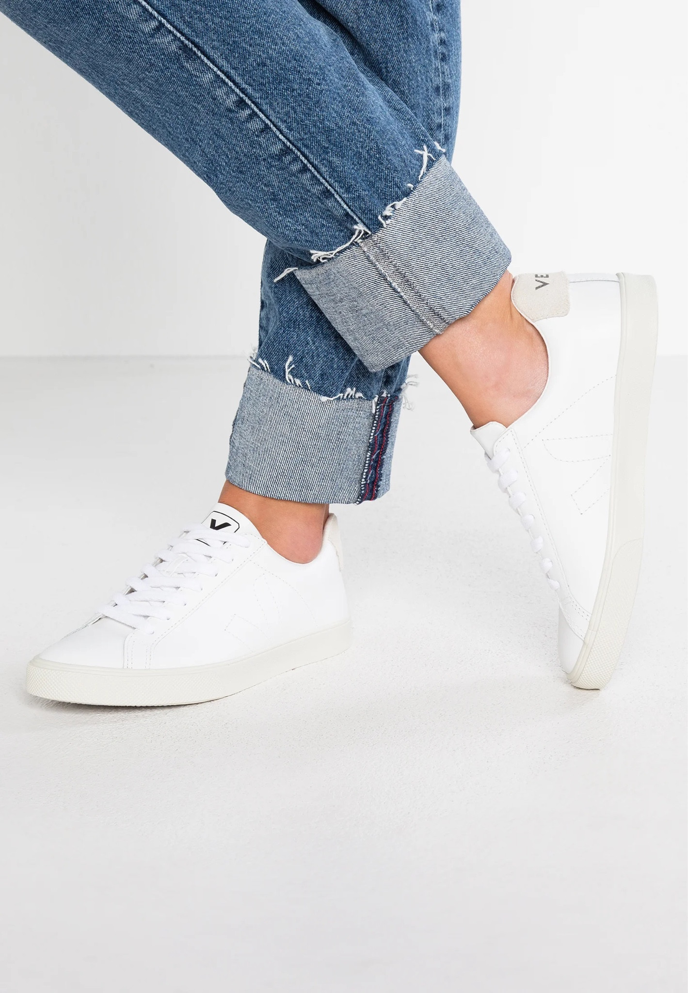 Veja Esplar Leather White. Mine are size 38 (Women's 7) and usually I'm an 8 so size down! 