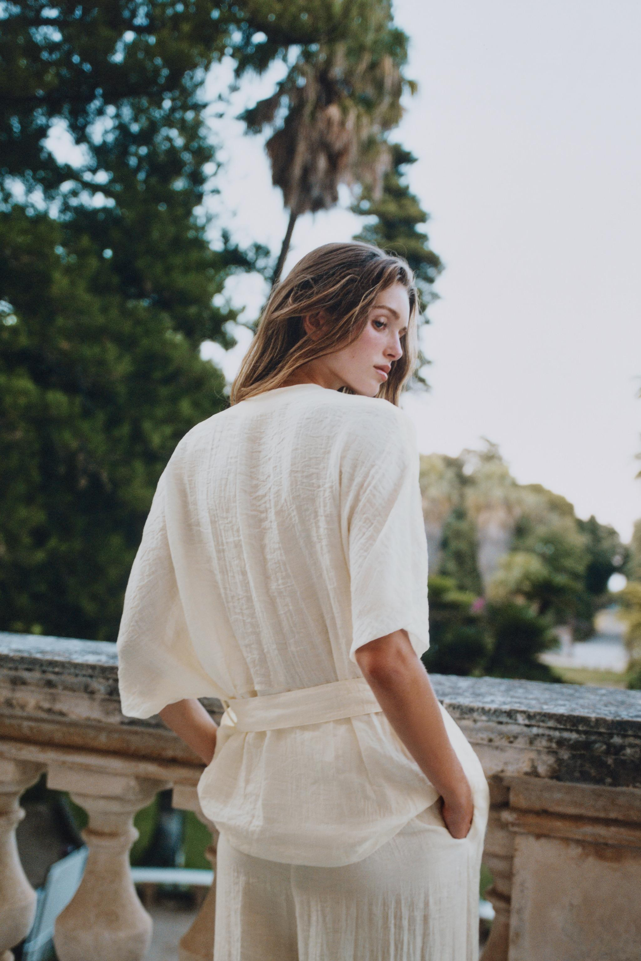 Model height: 181 cmV-neck top with elbow-length sleeves. Featuring a pleated waist and a matchin... | Zara FR