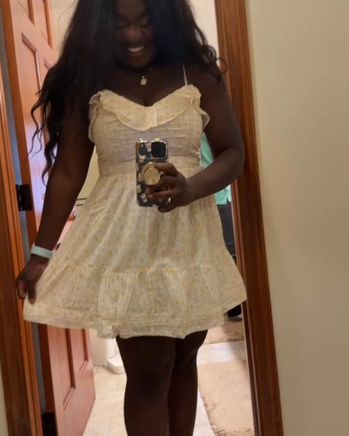 Loving this little dress 🤍💛🤍💛

#americaneagle 
#midsize 
#minidress 
#dress
#ae
#stagecoach

#LTKootd #LTKSaleAlert #LTKMidsize