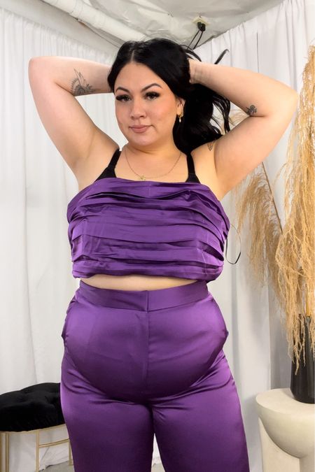 The bra is a 2x
Undies 2x
Wearing an xxl on top but it runs a size too big
The pants are a 16 and runs a size too small 

#LTKSeasonal #LTKeurope #LTKcurves