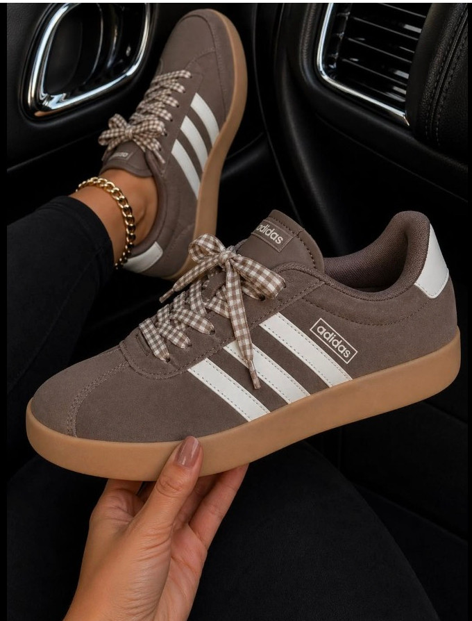 OK ladies… Adidas just dropped these mocha chocolate brown sneakers and I am literally OBSESSED 🤎🔥
The gum sole on these… SO GOOD 😍 like that perfect neutral that goes with everything 🙌✨
But you already know what we’re doing over here… we’re switching out the laces 👏
I added brown gingham laces and GIRL 😭🤎 it just elevated the whole shoe… like the cutest little update that gives all the cozy, happy vibes ✨
These are gonna be PERFECT because you can wear them now with your summer outfits ☀️ and then roll them straight into fall 🍂 without missing a beat
That chocolate brown + gingham combo is just chef’s kiss 🤌🤎
Don’t wait on these because the good neutrals ALWAYS go fast 🏃‍♀️💨
Comment SHOES 🤎 and I’ll send you the link 👇✨

#LTKdayinmylife #LTKgrwm #LTKootd